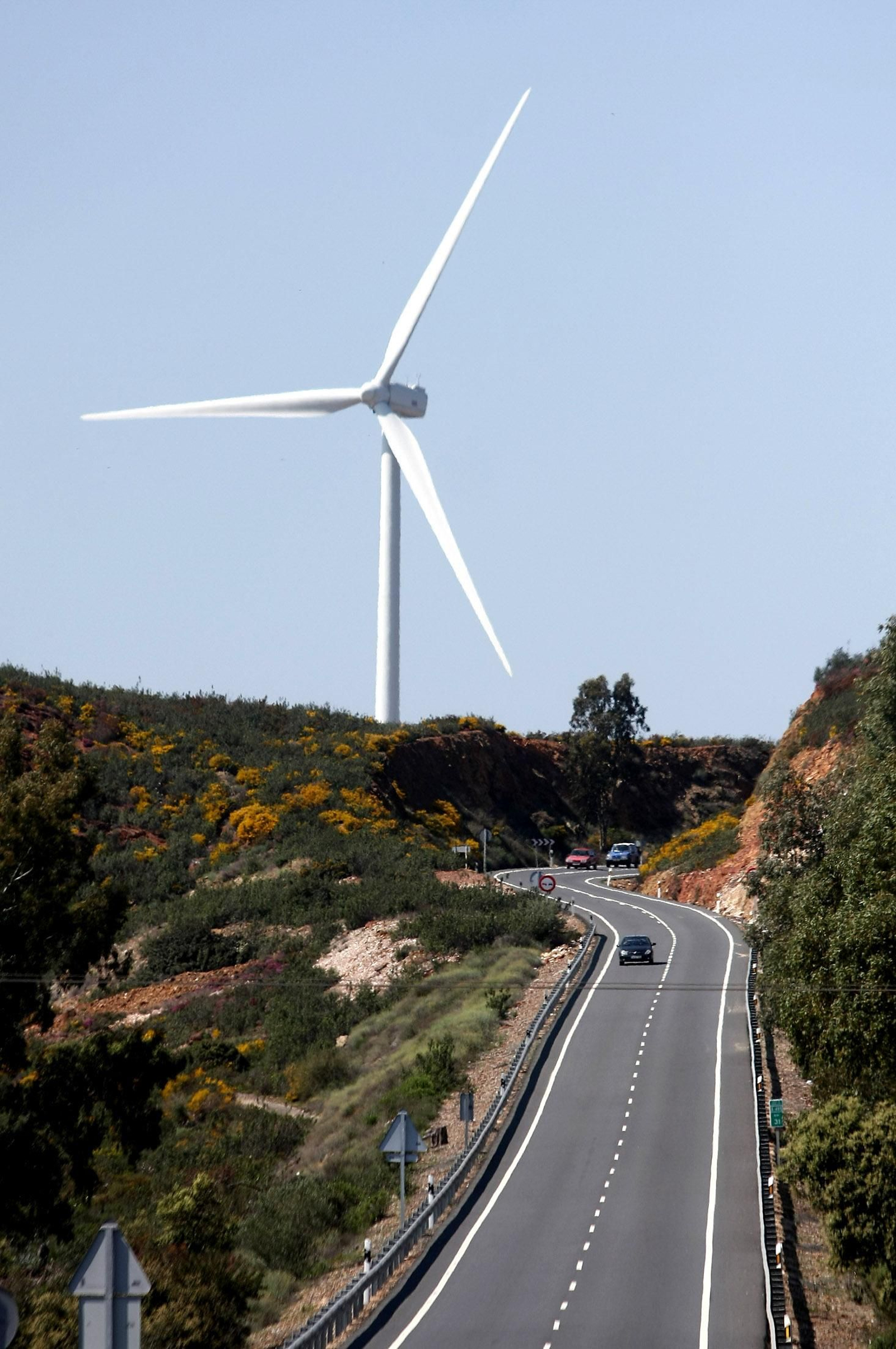 Espectacular imagen con uno de los aerogeneradores instalados en el parque eólico de Tharsis.