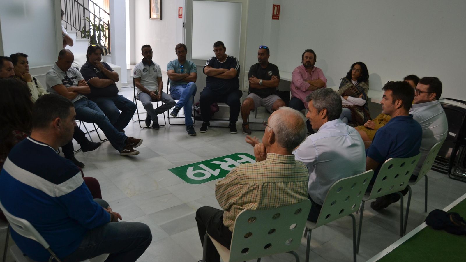 Reunión de AxSí con colectivos ciudadanos por la liberación de la playa de Camposoto.
