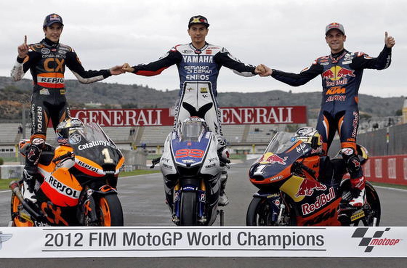 Los tres campeones.  Foto: EFE