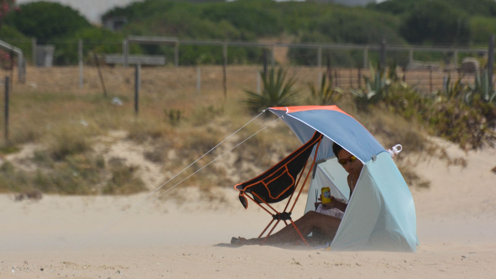Día de sol y viento en la playa de Bolonia