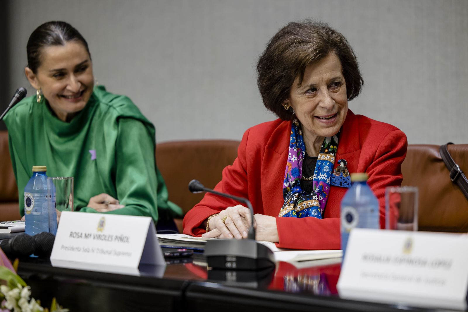 Rosalía Espinosa junto a Rosa María Virolés, magistrada del Tribunal Supremo.