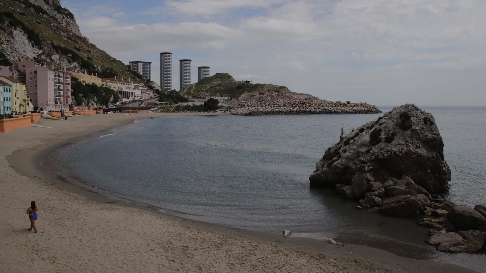 Catalan Bay, los rellenos del Eastside y, más al fondo, las Hassan Centenary Terraces, en la cara este del Peñón de Gibraltar.