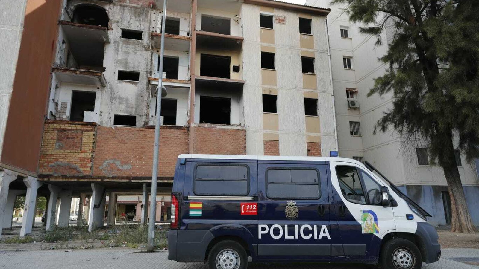 Un furgón de la Policía Nacional patrulla por el Polígono Sur.