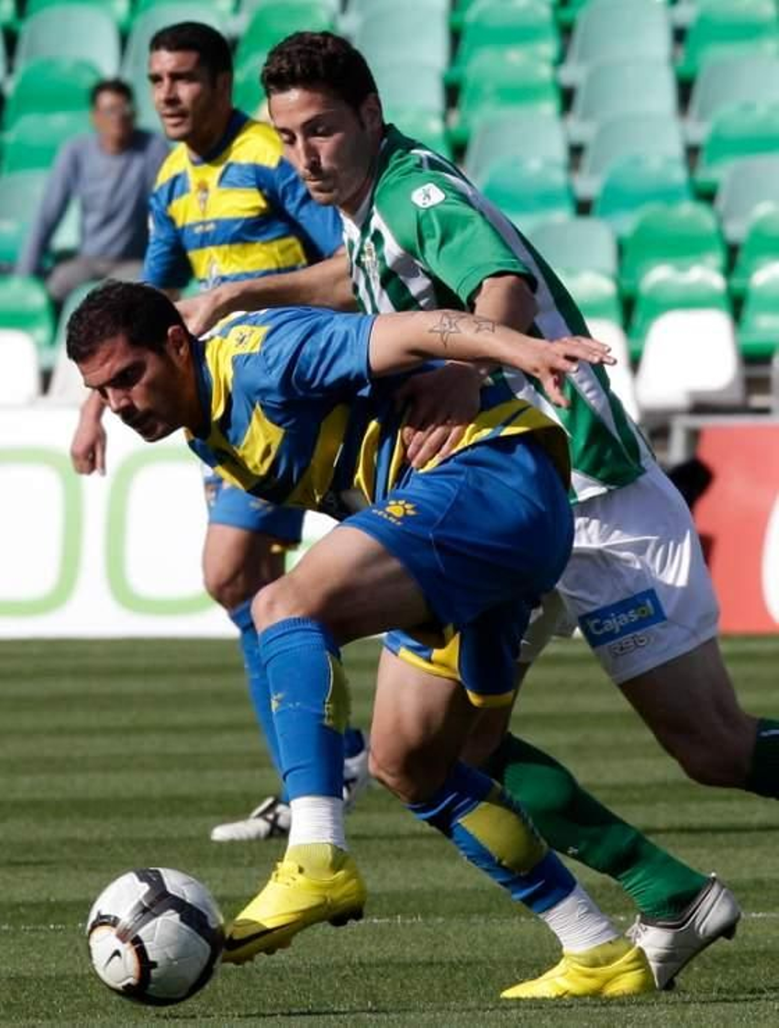 El Cádiz se complica sus opciones de salvar la categoría tras caer goleado en el Ruiz de Lopera por cuatro tantos a cero.

Foto: Antonio Pizarro