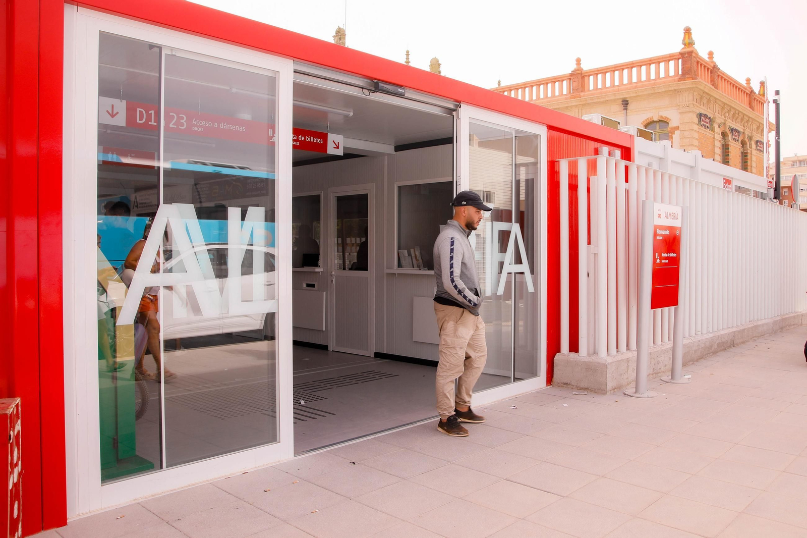Imágenes del primer día de funcionamiento en la estación de bus en Almería