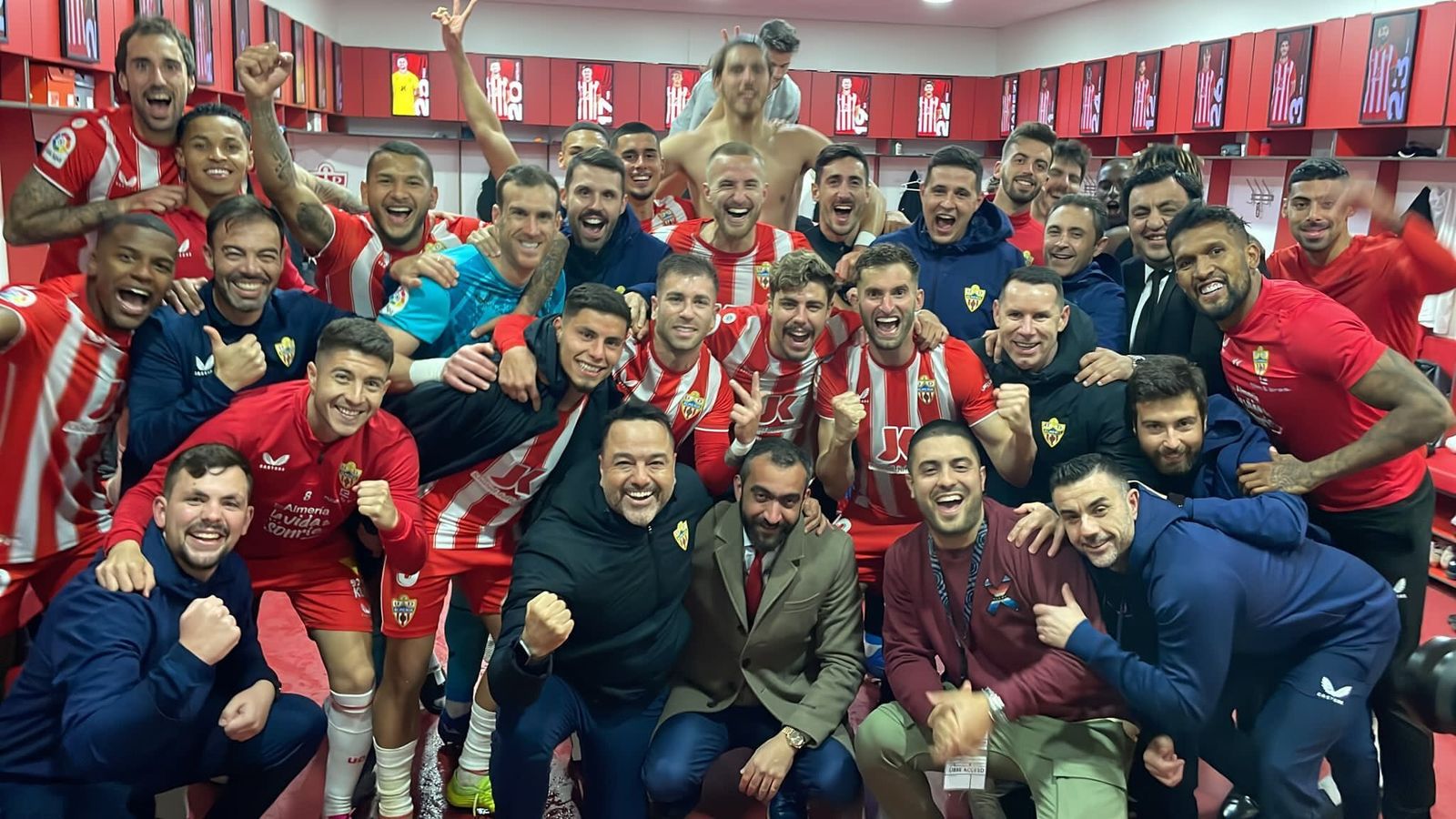 Mohamed El Assy, abajo en el centro, con chaqueta verde oscurso, celebrando el triunfo ante el Barcelona