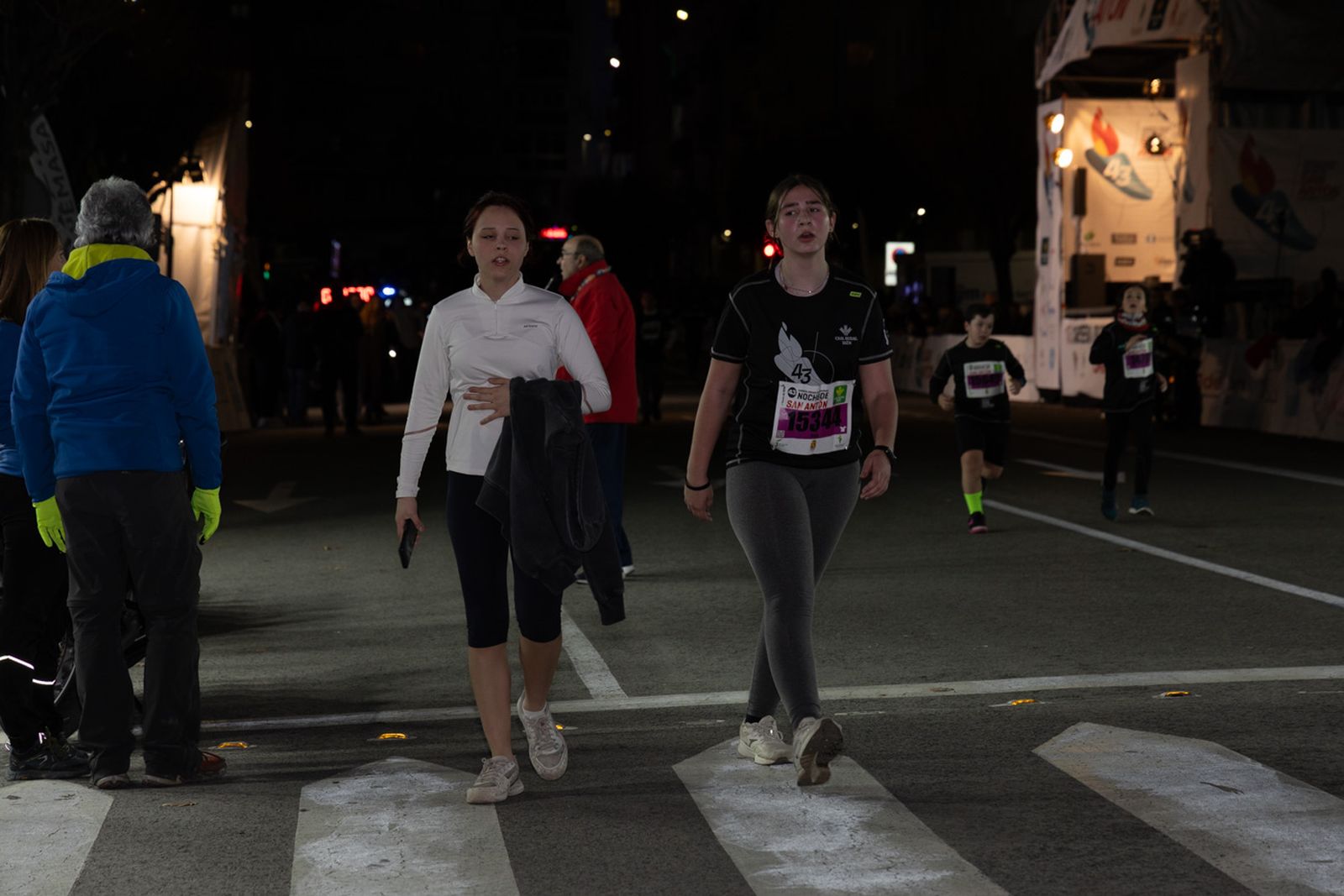 En imágenes: 2.000 atletas brillan con luz propia en la infantil de la Carrera de San Antón 2026
