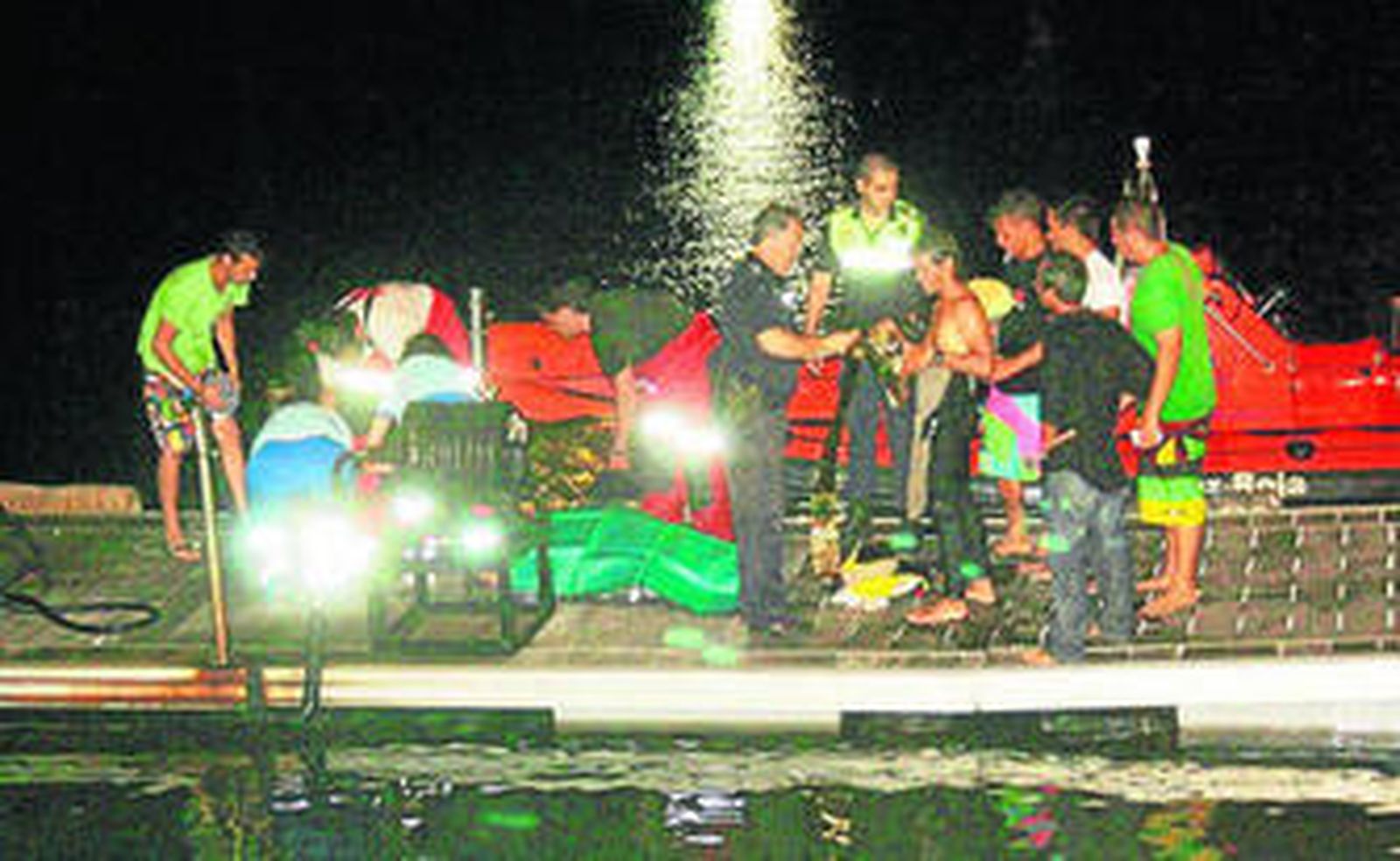 Los náufragos, atendidos por los sanitarios en el puerto deportivo la noche del sábado.