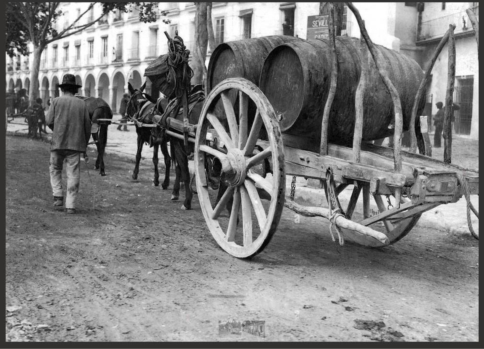 Carromato transportando botas por la plaza del Arenal, años ´20.