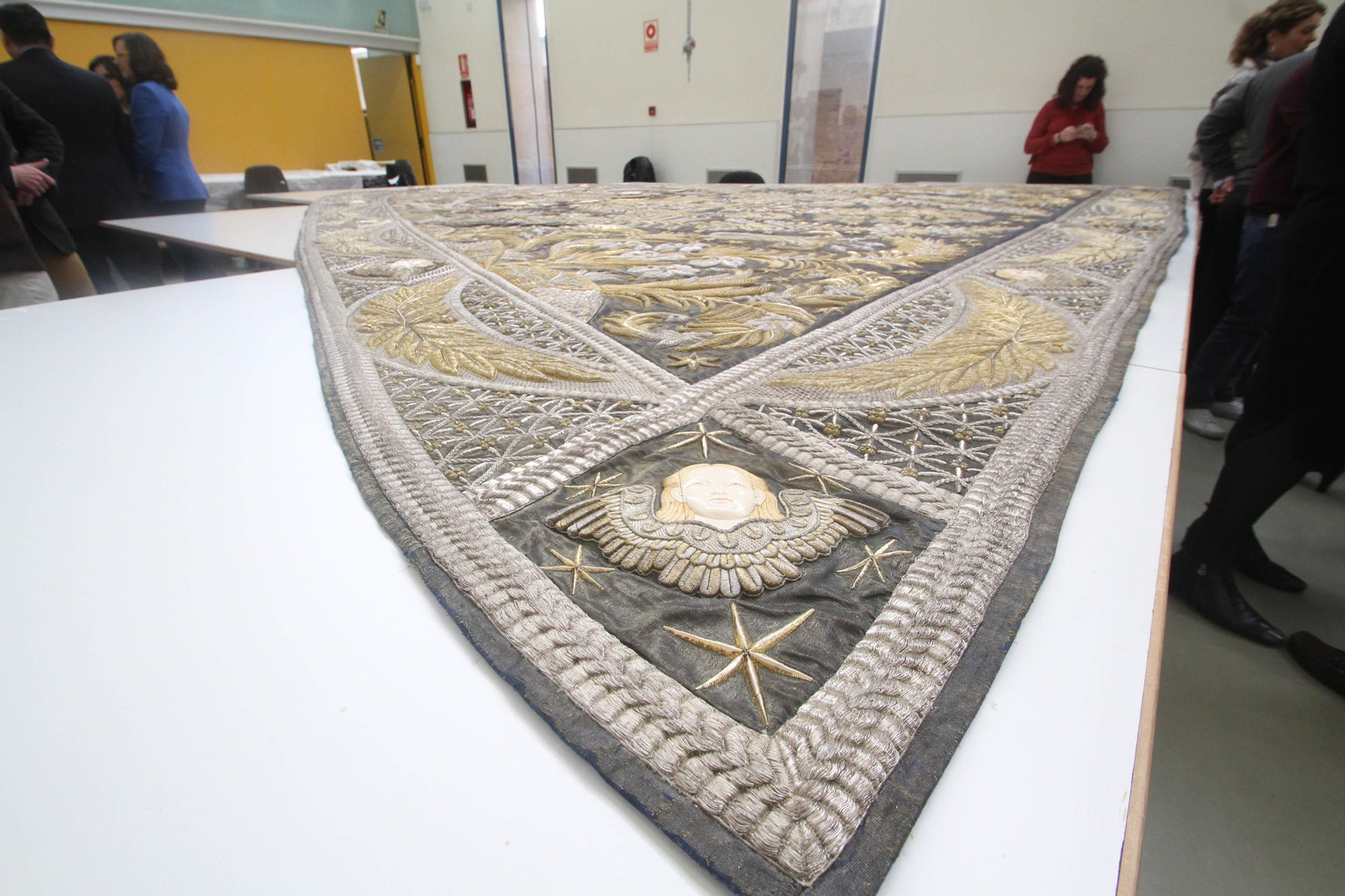 El manto de la Virgen de los Ángeles ya restaurado, en imágenes