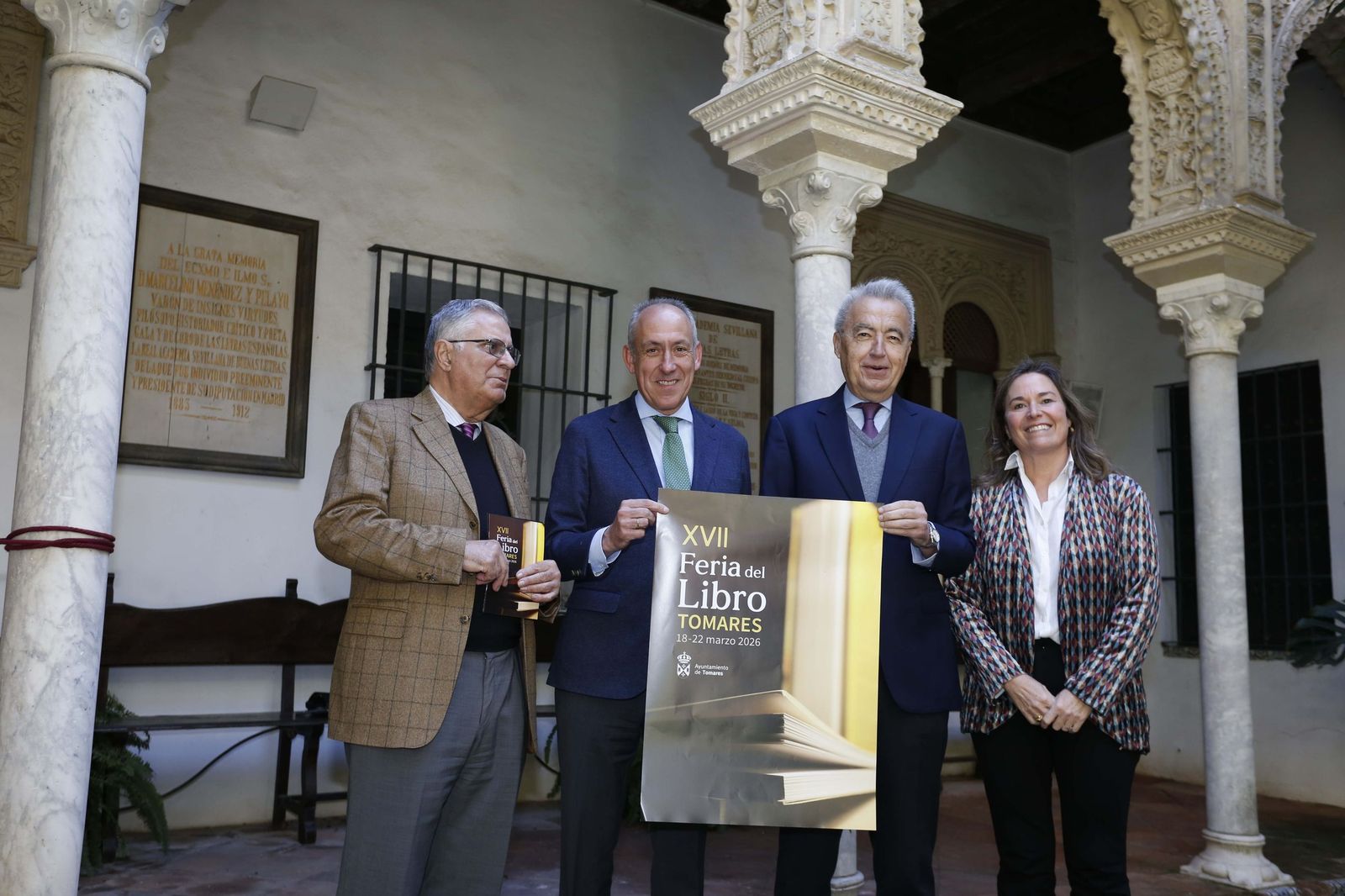El alcalde Tomares, el concejal de  Cultura y el director y el vicedirector de la Real Academia Sevillana de Buenas Letras