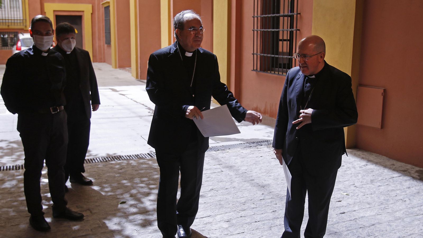 Asenjo, con monseñor Gómez Sierra y otros colaboradores