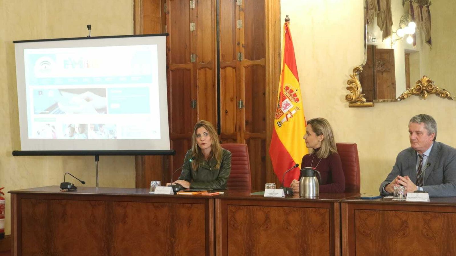 La secretaria general de Familias, Ana Mata, presenta la web y la app en Almería