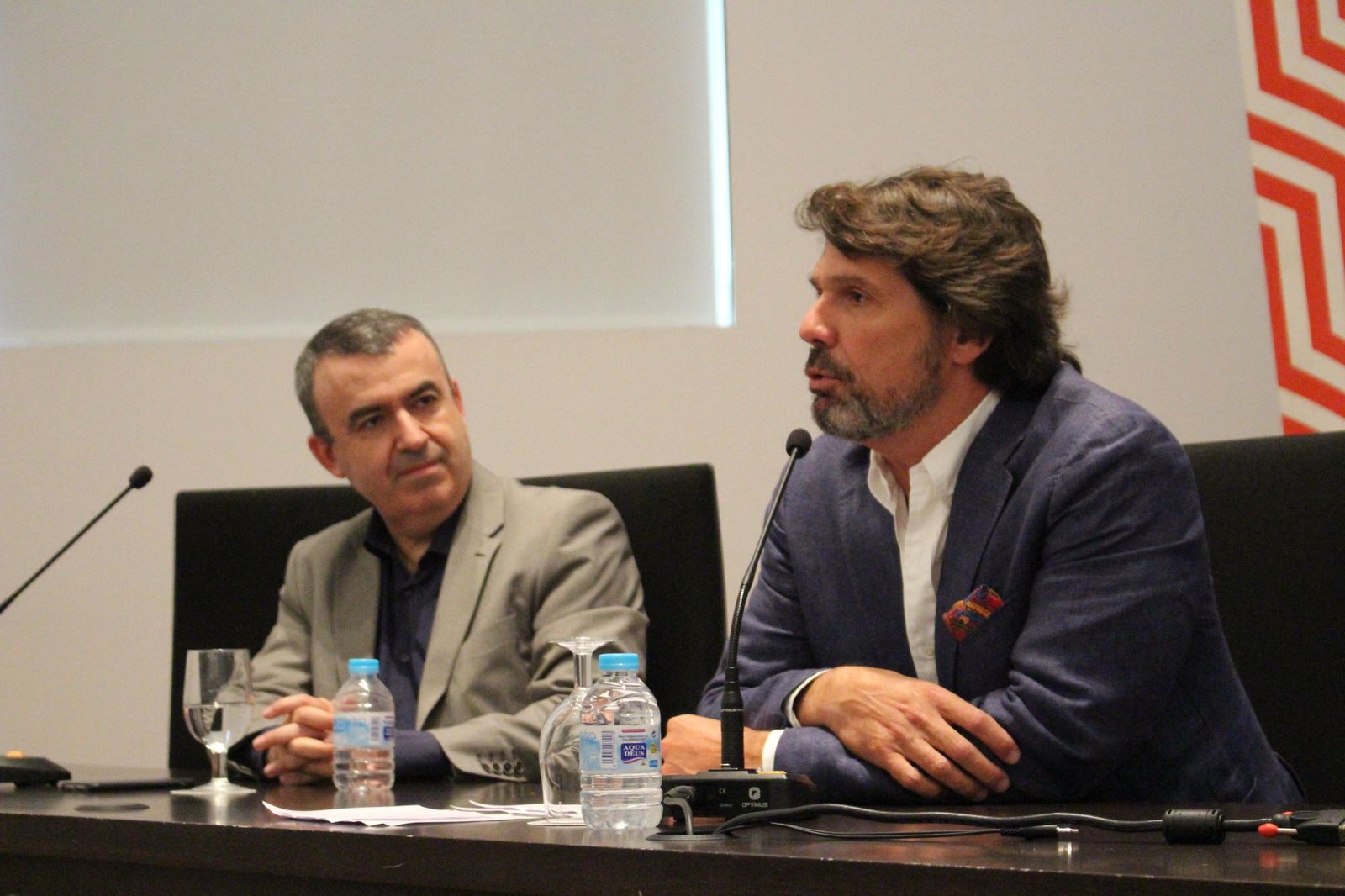 Lorenzo Silva y Teodoro León Gross, ayer, en un momento del encuentro.