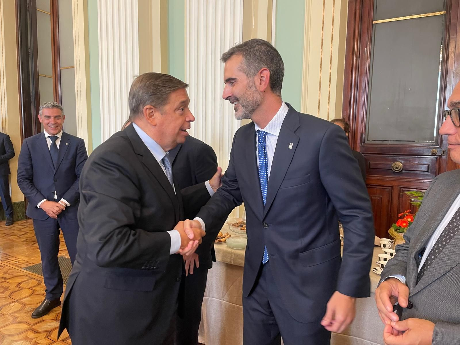 El ministro de Agricultura, Pesca y Alimentación, Luis Planas, estrecha la mano de Ramón Fernández-Pacheco, consejero de Agricultura, Pesca, Agua y Desarrollo Rural.
