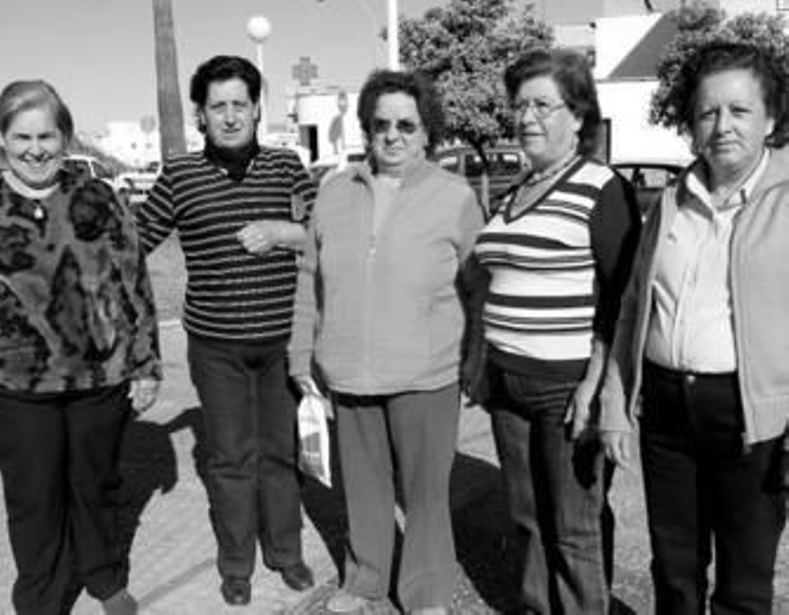 Algunas mujeres de la barriada junto con la portavoz vecinal, Isabel Huerta (a la derecha).