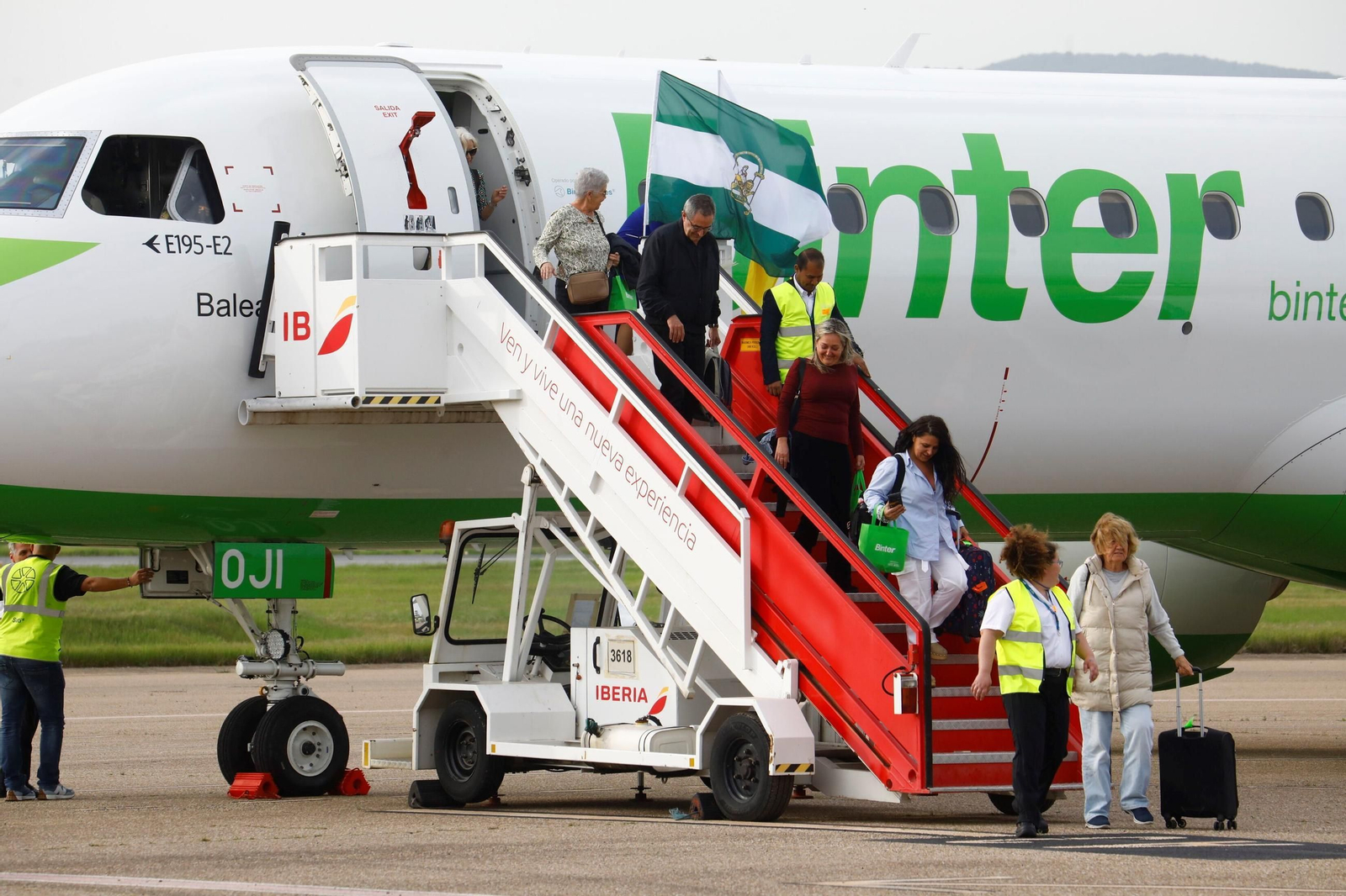 El aeropuerto de Córdoba recibe el primer vuelo de Binter desde Canarias, en imágenes