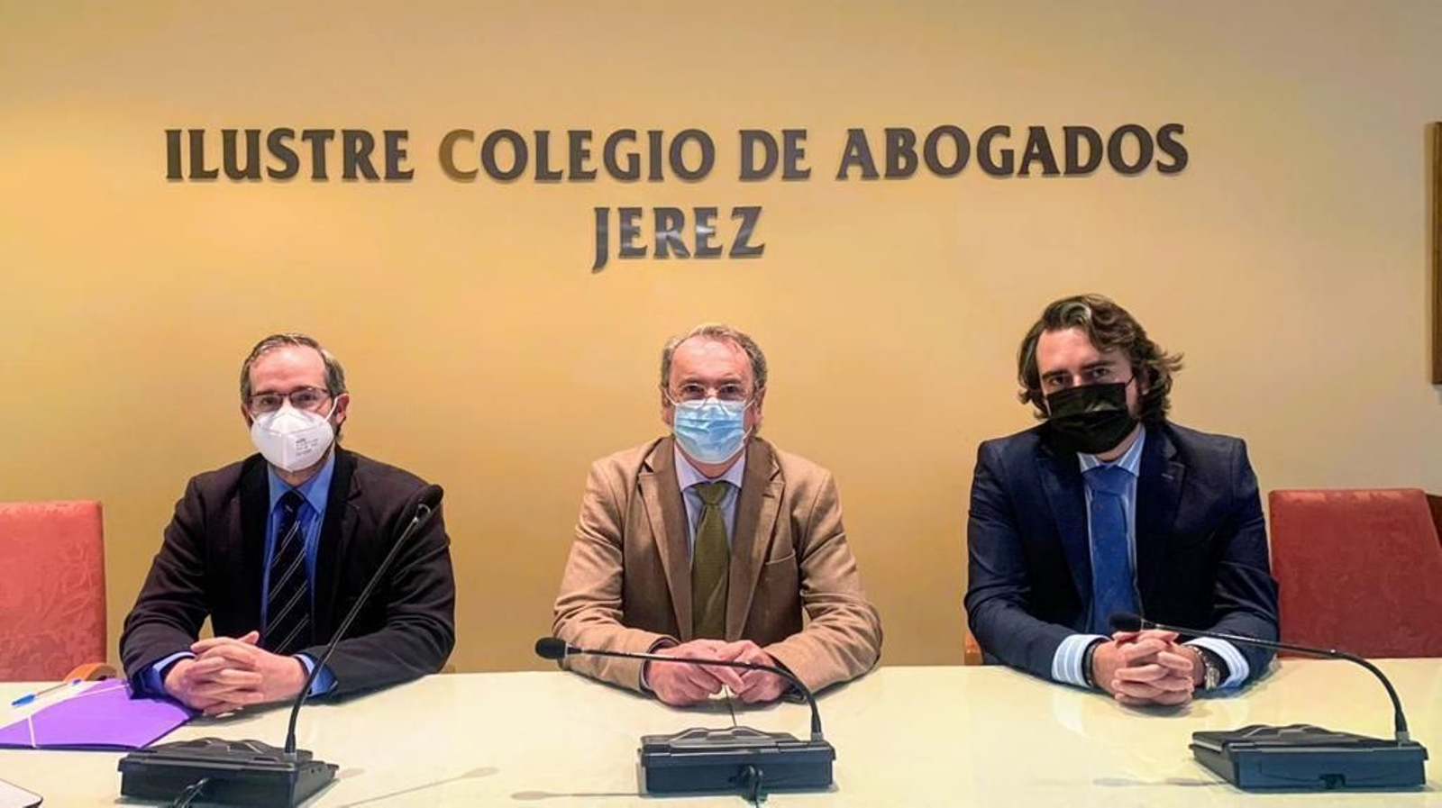 Andrés Álvarez Medialdea (i), en su conferencia 'Reforma de la Ley de Enjuiciamiento Criminal respecto al Ministerio Fiscal’, junto a Federico Fernández, decano del Colegio de Abogados, y Eduardo Bárcena, presidente de AJA Jerez.