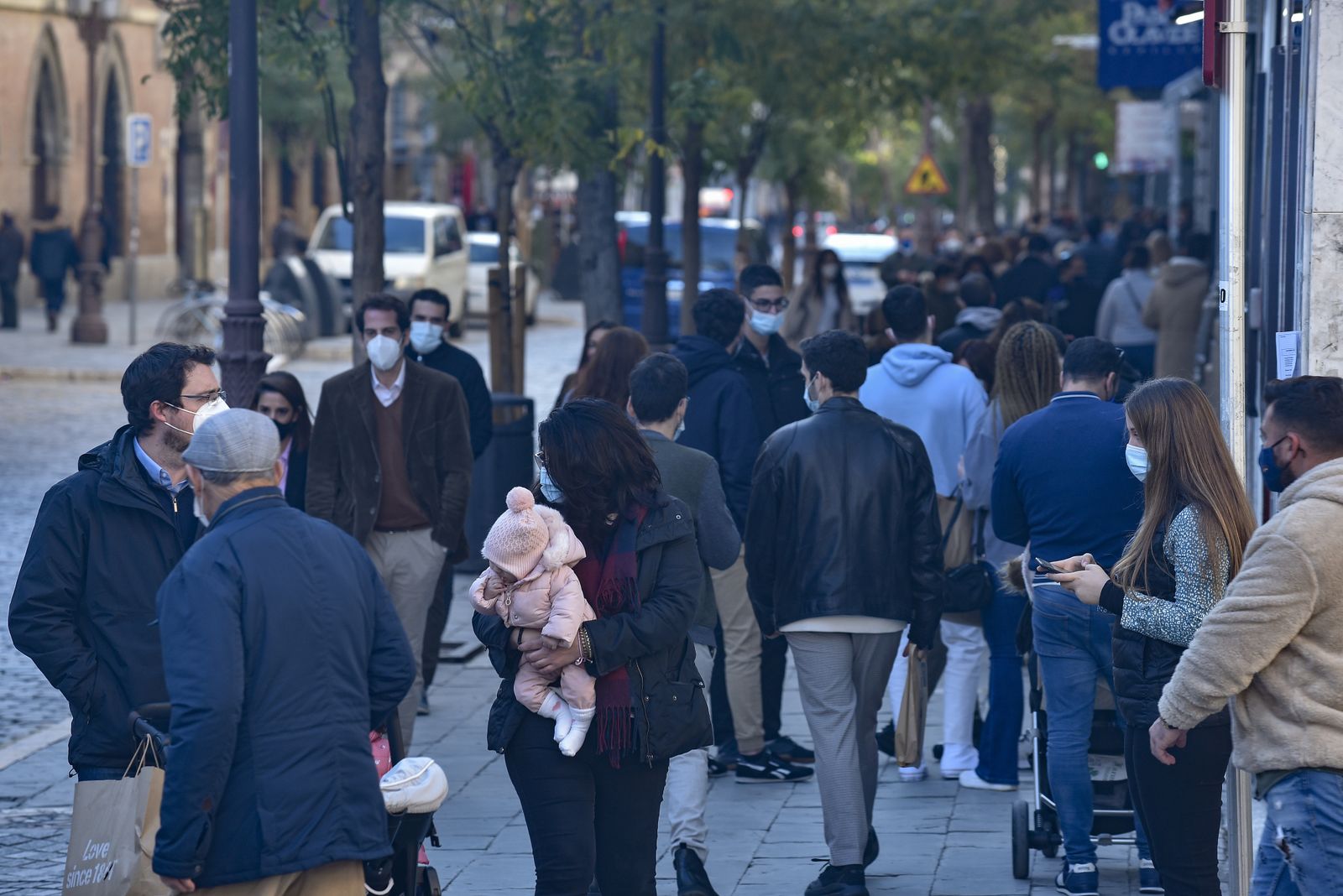 Sábado de ambiente, y encendido de luces de Navidad en Sevilla
