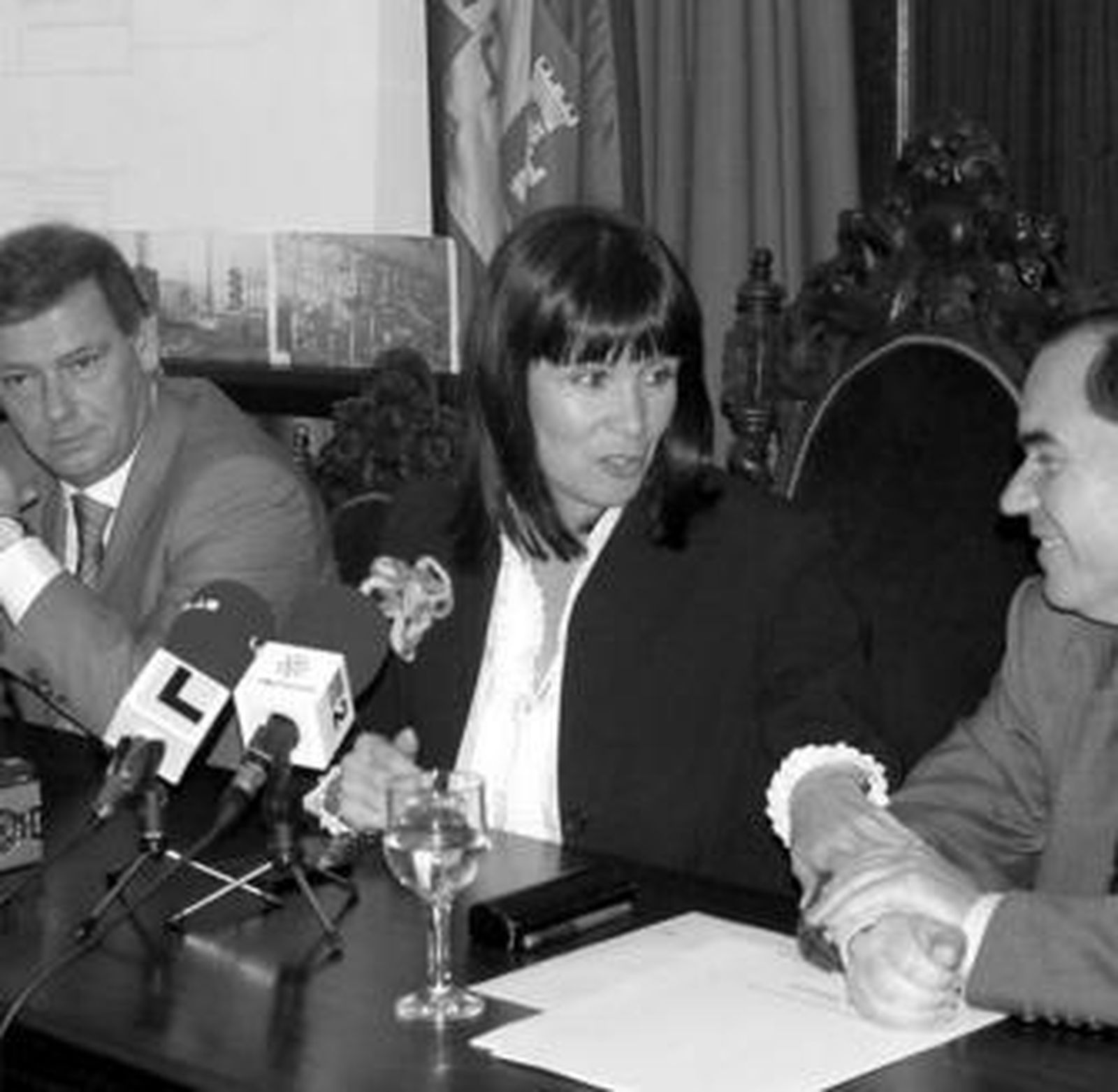 José Manuel Pascual, Micaela Navarro y José Luis Calvillo en la firma del protocolo referente a las plazas.