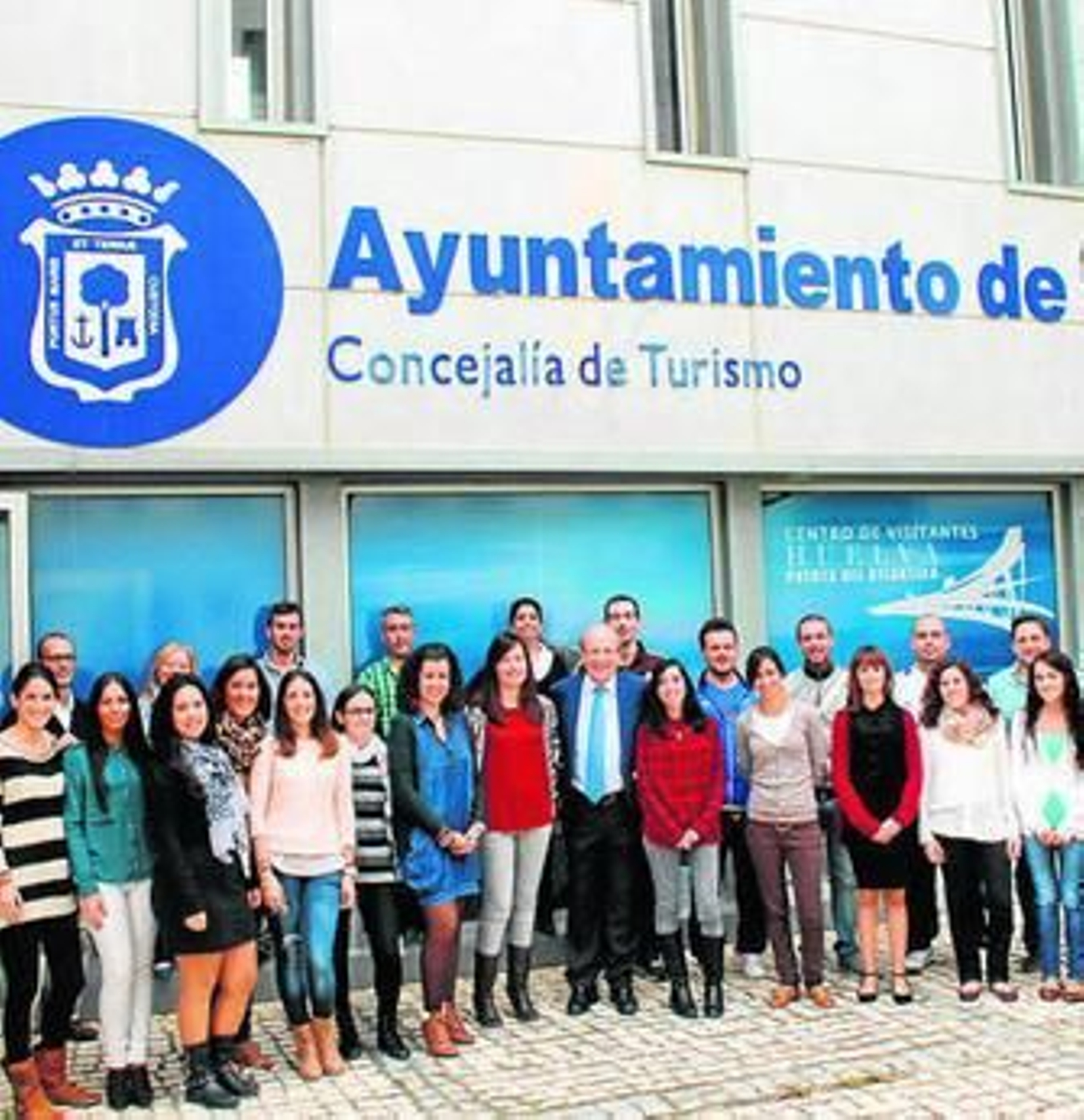 El alcalde con los nuevos contratados y algunos trabajadores de la concejalía.