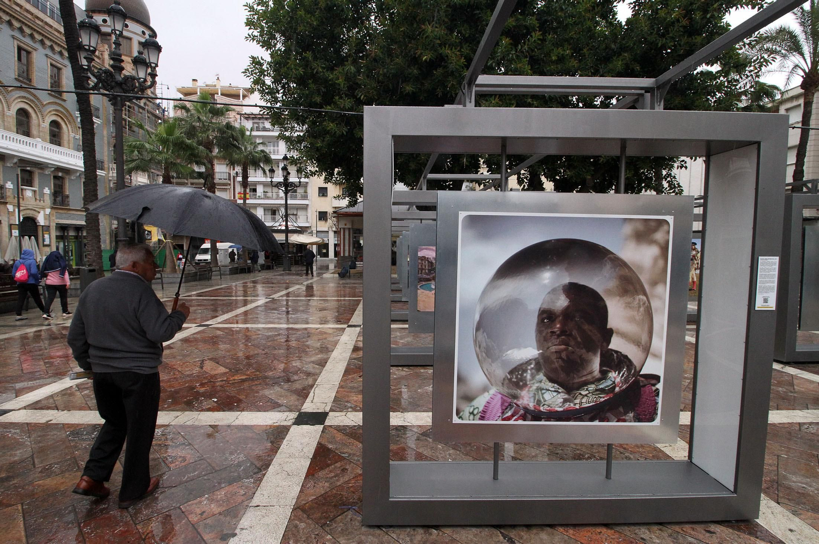 Latitudes, inauguración de la exposición colectiva en la Plaza de Las Monjas en imágenes