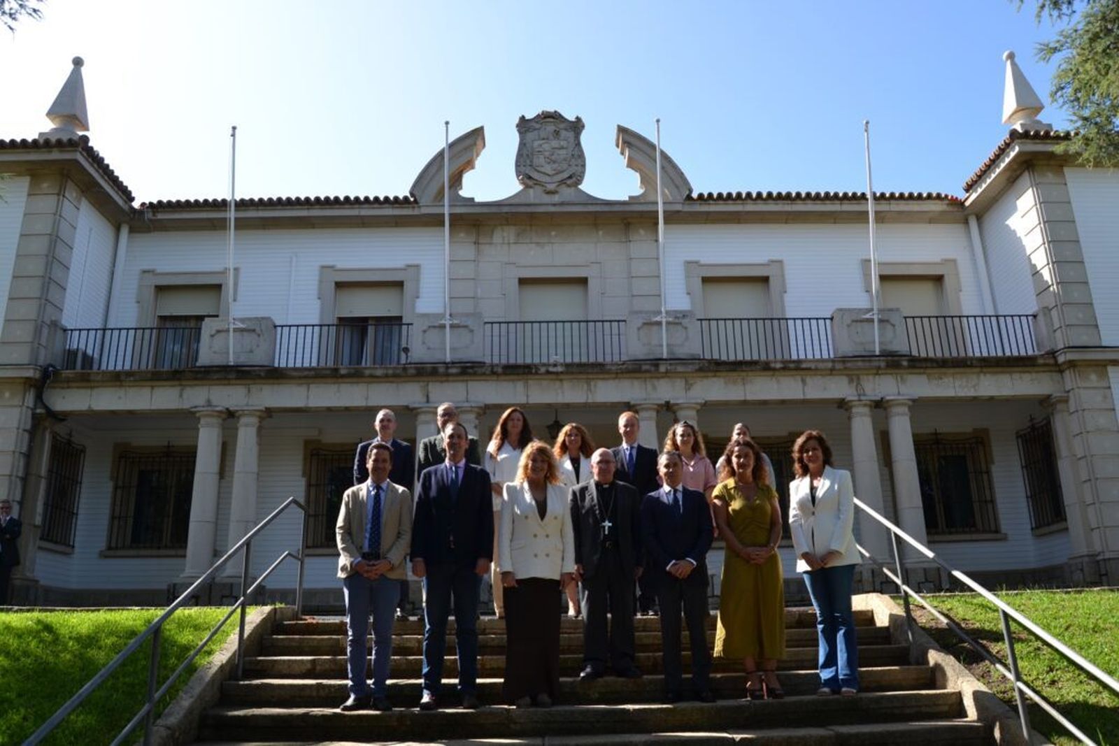 El obispo, Santiago Gómez Sierra, recibe al Ayuntamiento de Huelva.