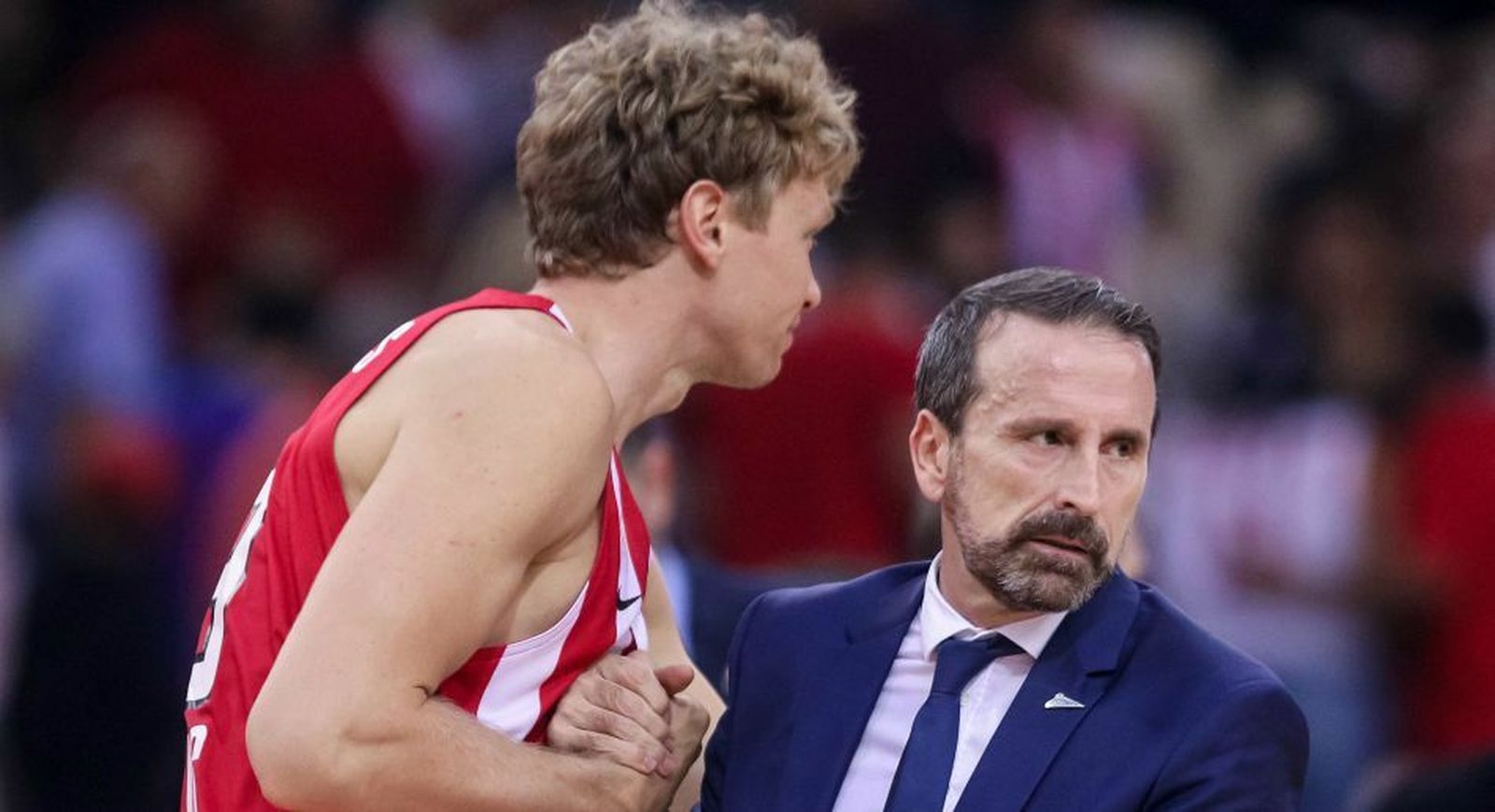 Kuzminskas y Joan Plaza se saludan en el Olympiacos-Zenit.