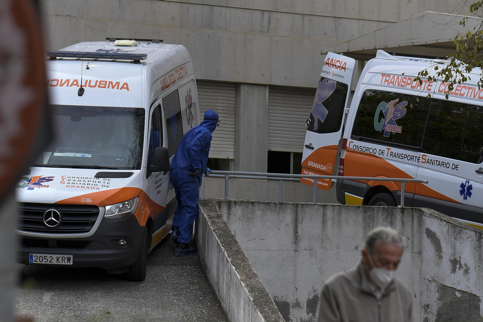 El hospital Virgen de las Nieves también traslada pacientes con coronavirus al antiguo Clínico de Granada