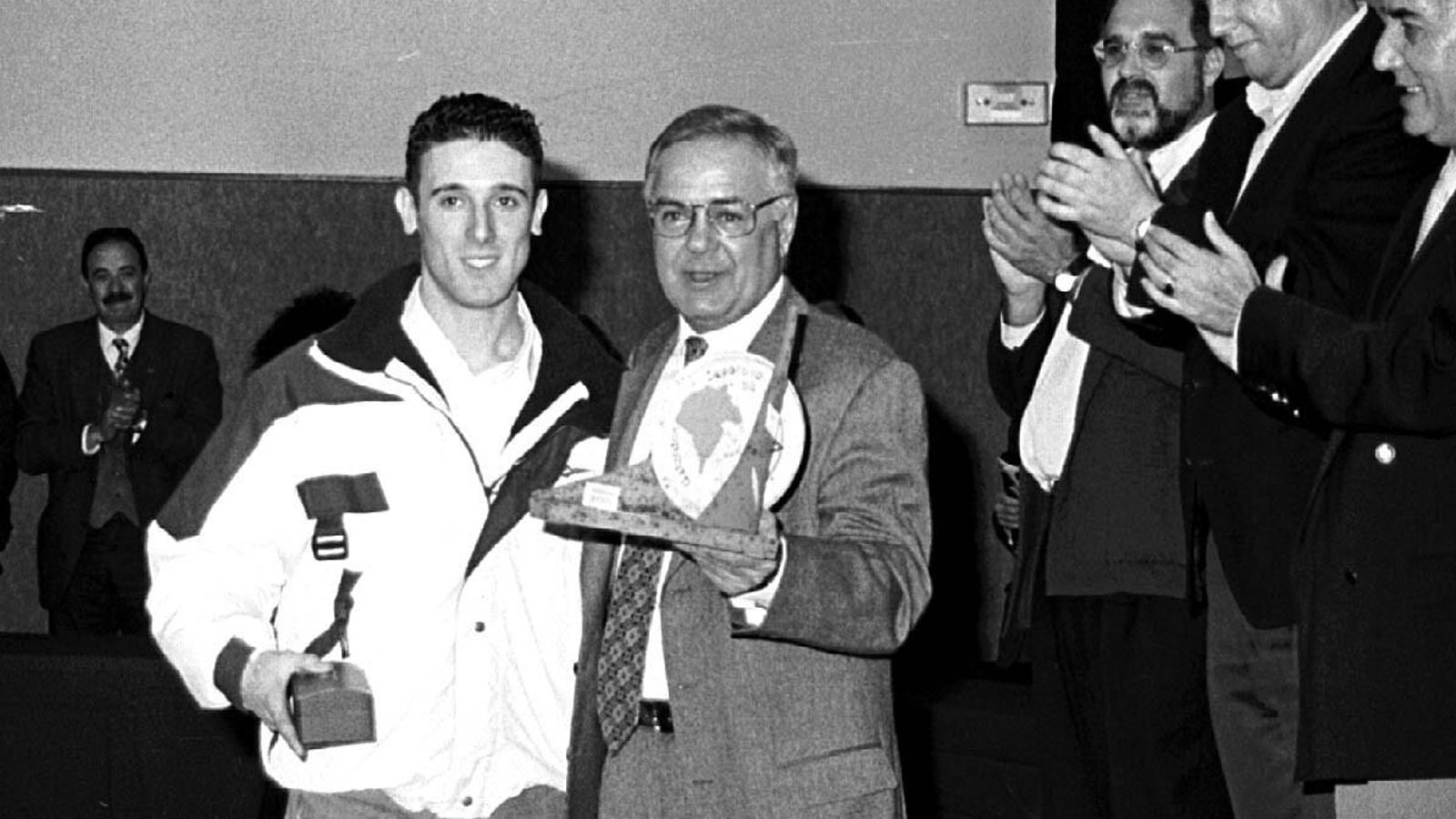 El púgil le entrega a Diego Moisés Santos el premio al Mejor Deportista Onubense de 1998.