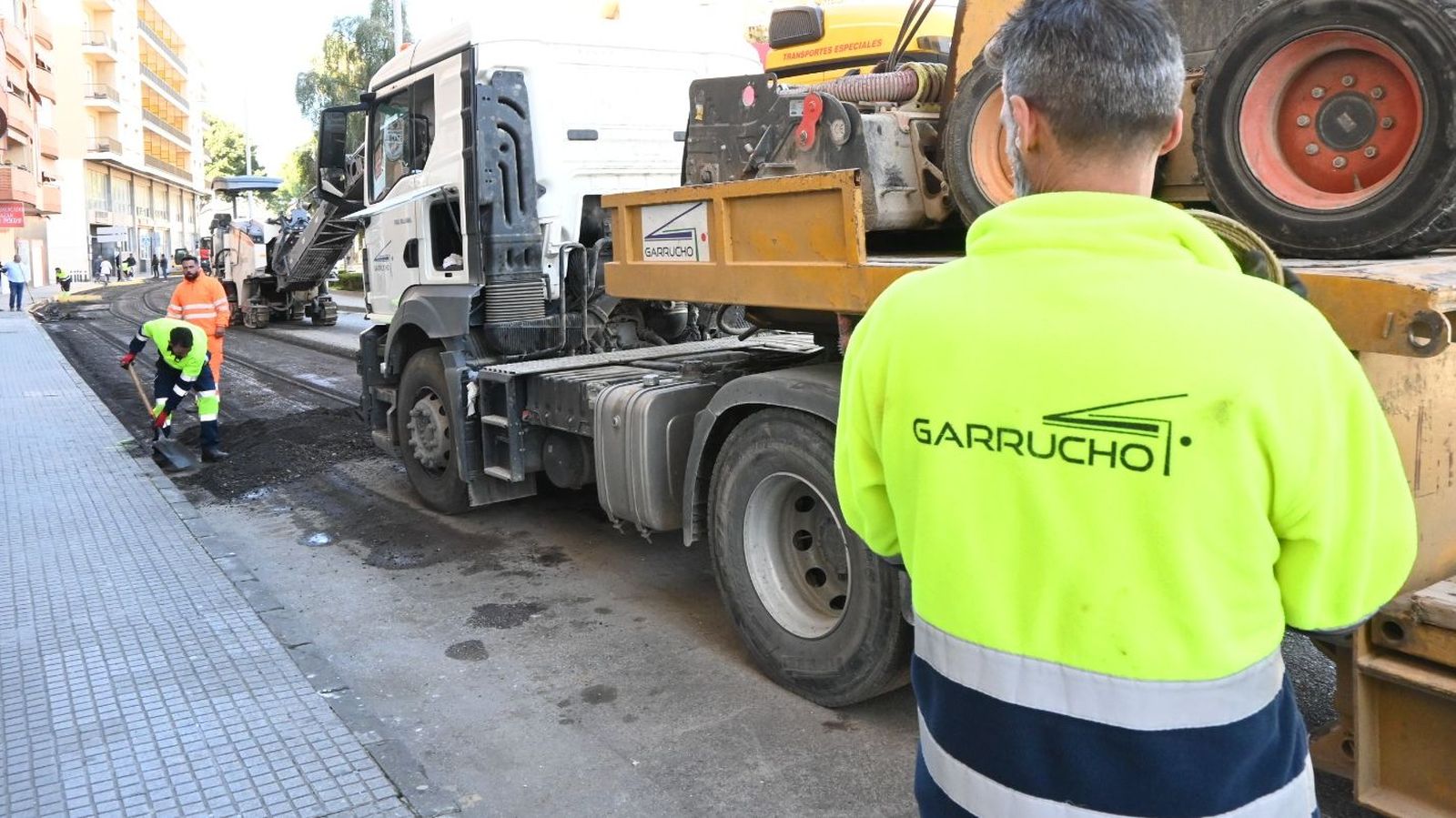 Reparación de baches en la calle San Bernardo con maquinaria pesada.