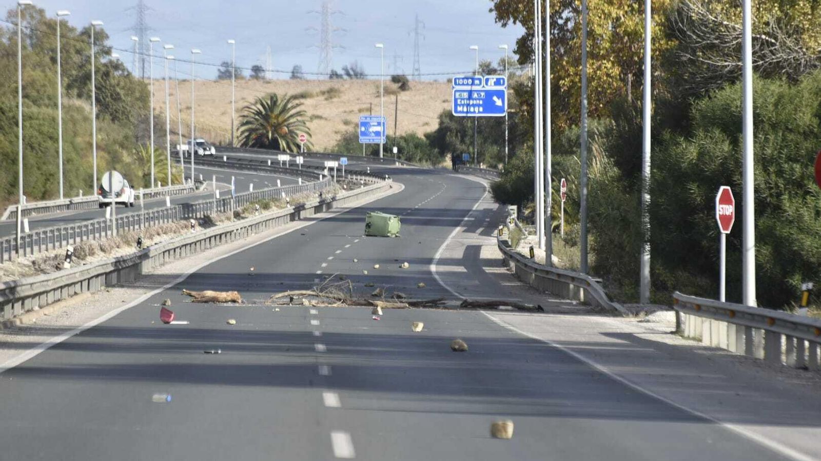 Palos y un contenedor atravesados en la calzada de la CA-34. Palos y un contenedor atravesados en la calzada de la CA-34.
