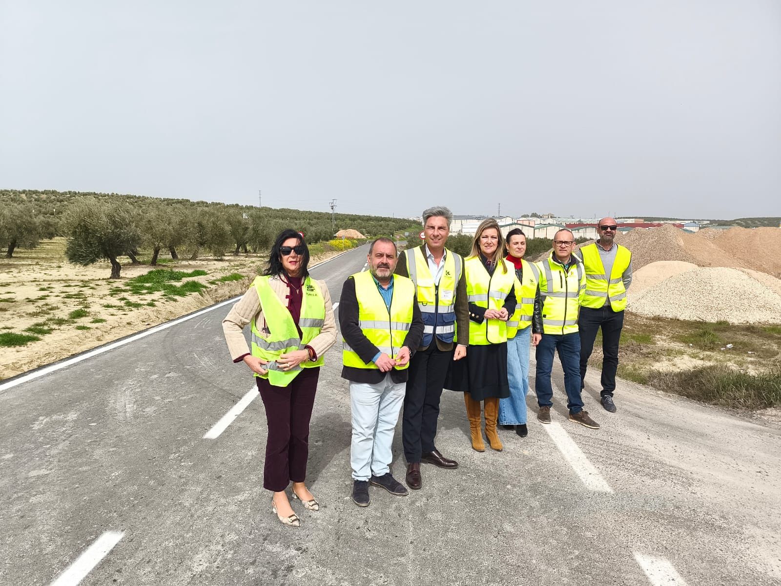 Visita institucional a las actuaciones en la CO-4200 que une Bujalance y Valenzuela.