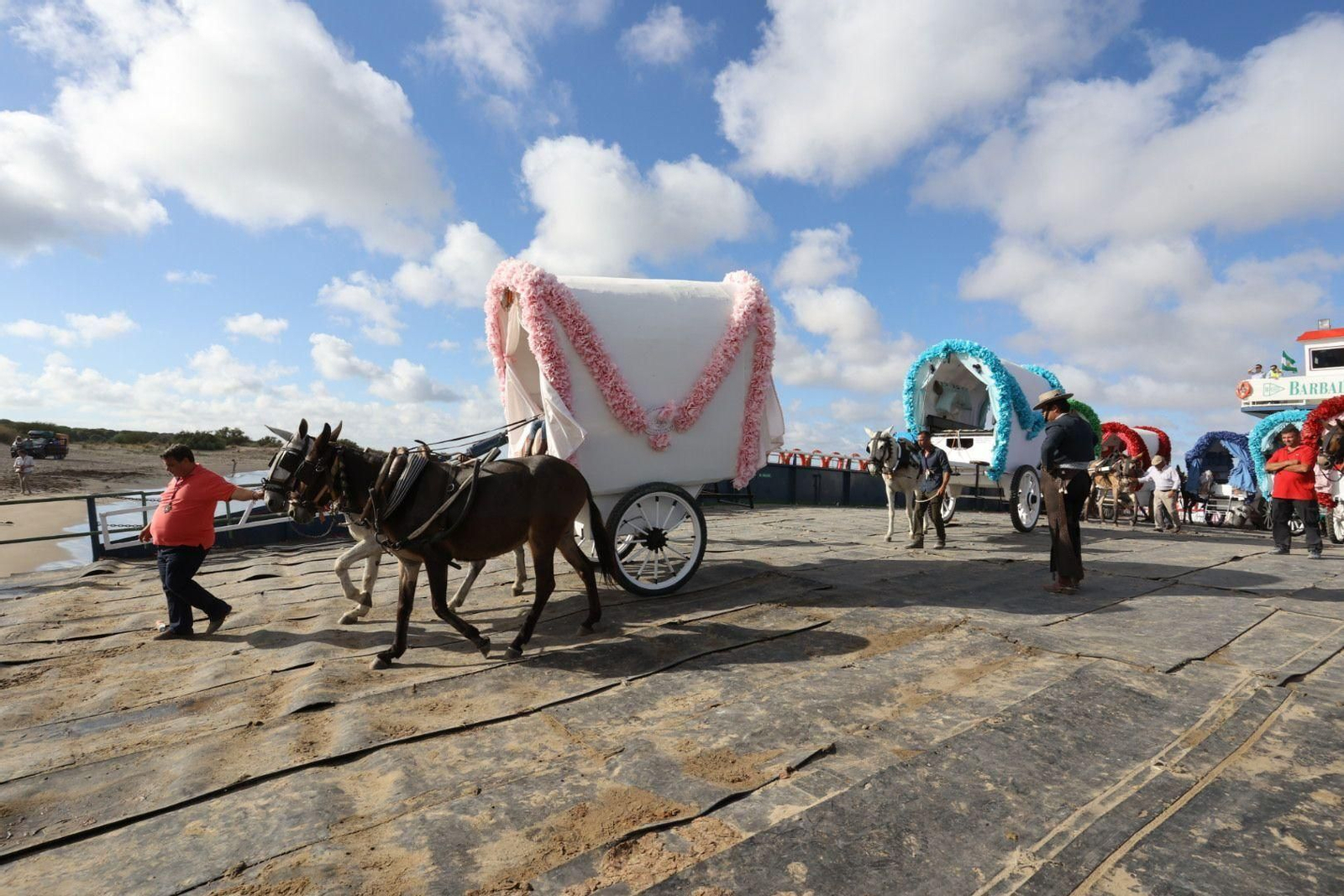 Imágenes del embarque de la Hermadad del Rocío de Jerez