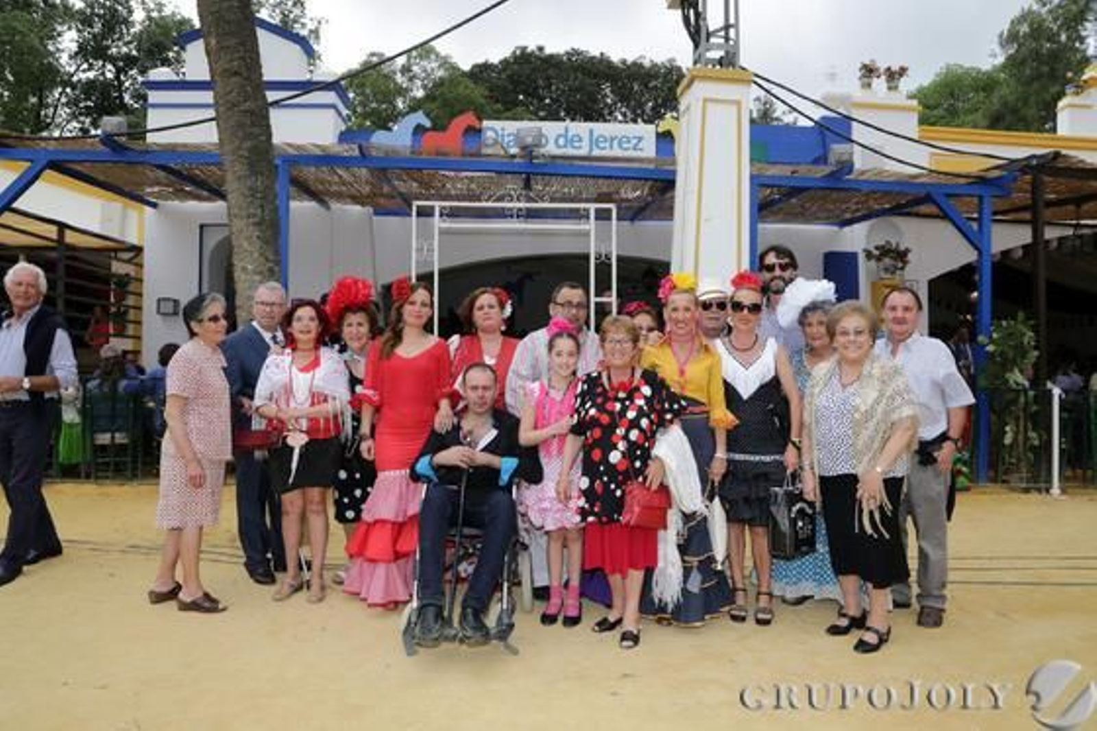 Miembros de la Asociación de Parkinson Jerez, ante la portada de la caseta del Diario.

Foto: Vanesa Lobo