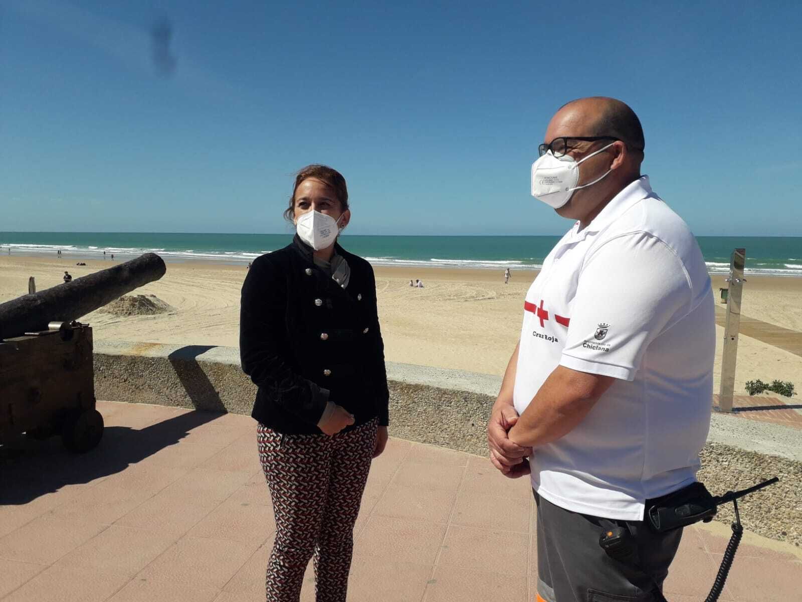 La edil Ana González con el coordinador de Cruz Roja en Chiclana, José Antonio Santana