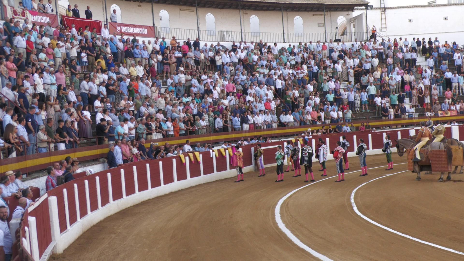 Paseillo en la plaza de toros de Andújar.