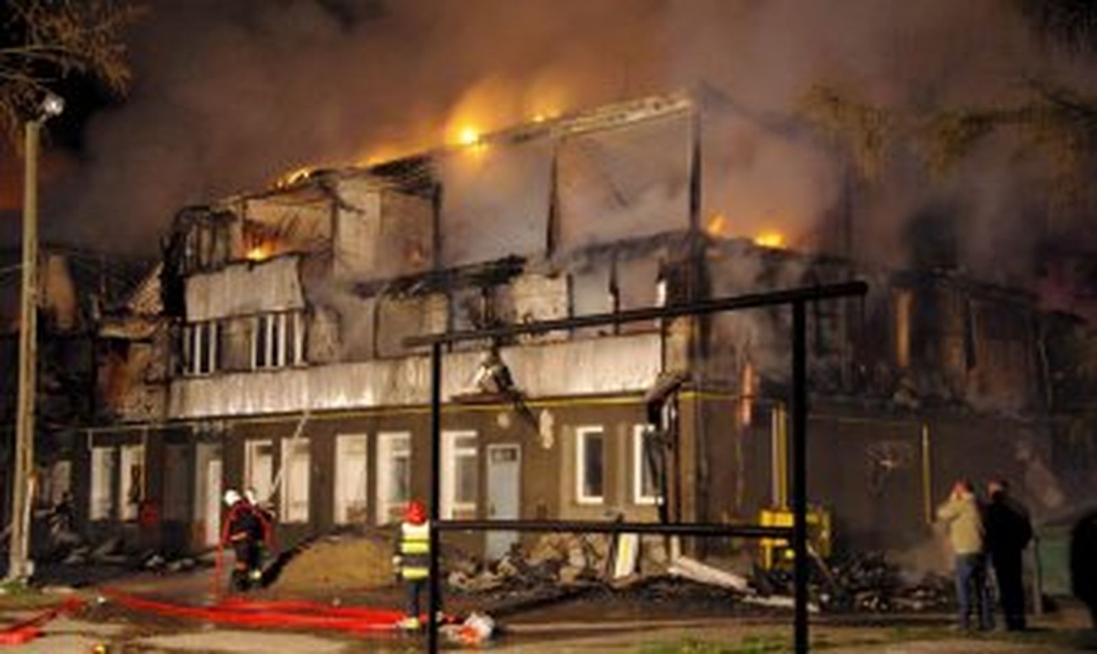 Al menos 21 muertos en el incendio de un albergue social en Polonia