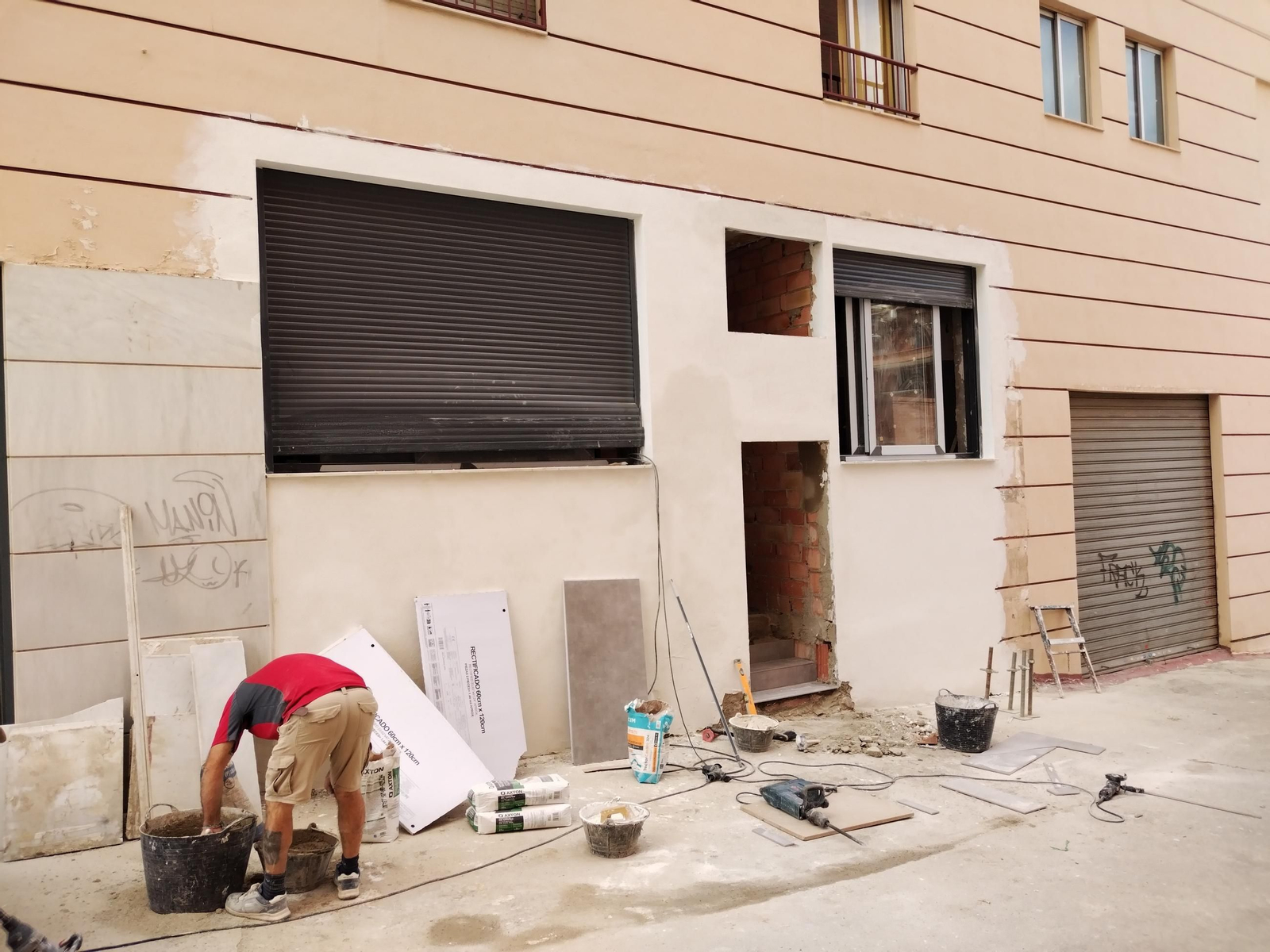 Un operario trabaja en la obra de acondicionamiento de un local a una vivienda