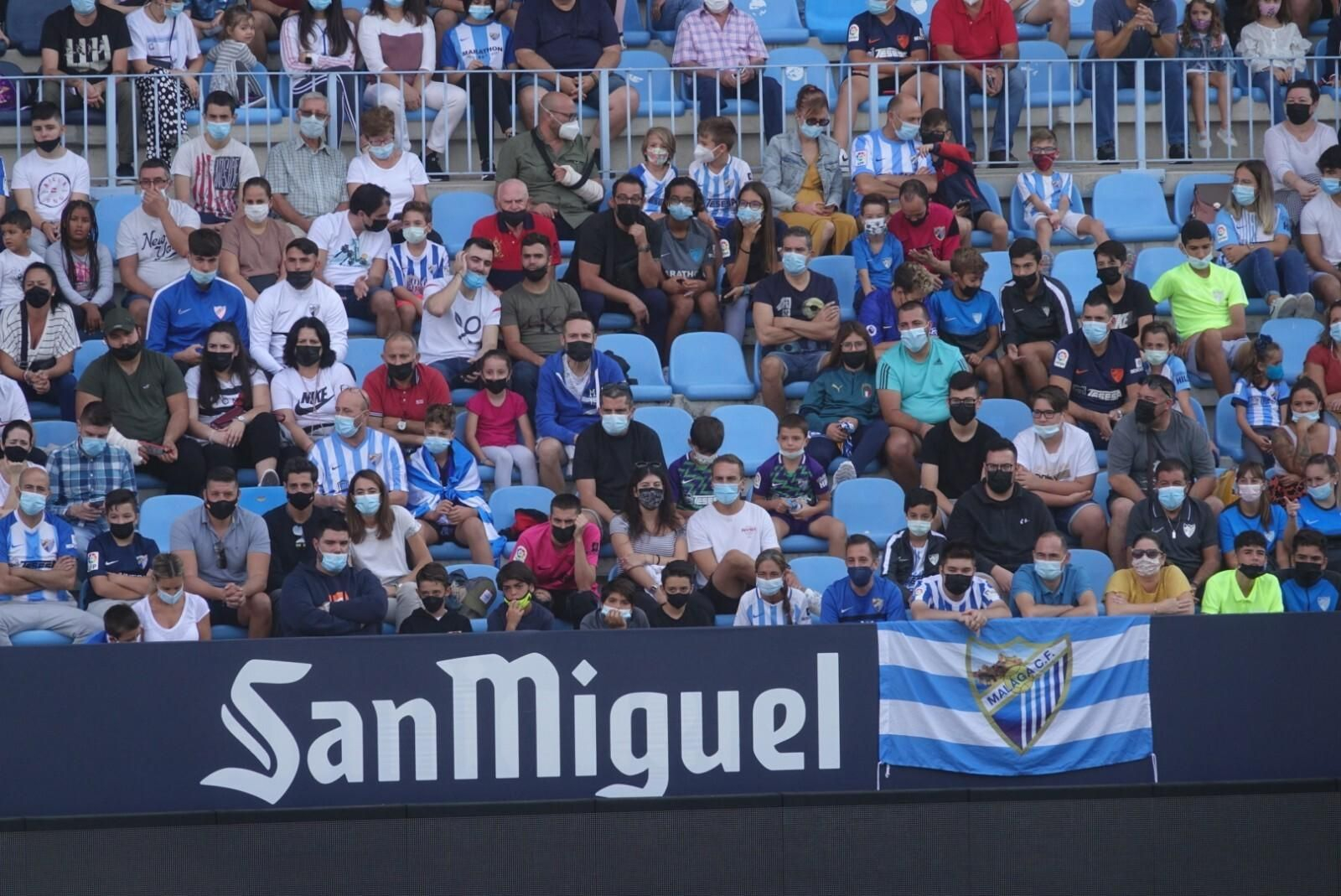 Galería de imágenes: El Málaga CF se da un bañito de masas