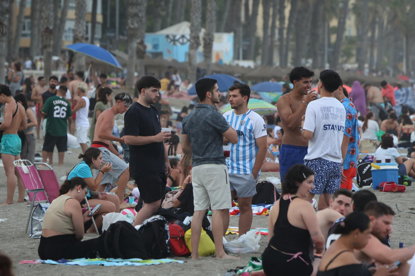 Así se vive la noche de San Juan en la playa de la Malagueta de Málaga, en fotos