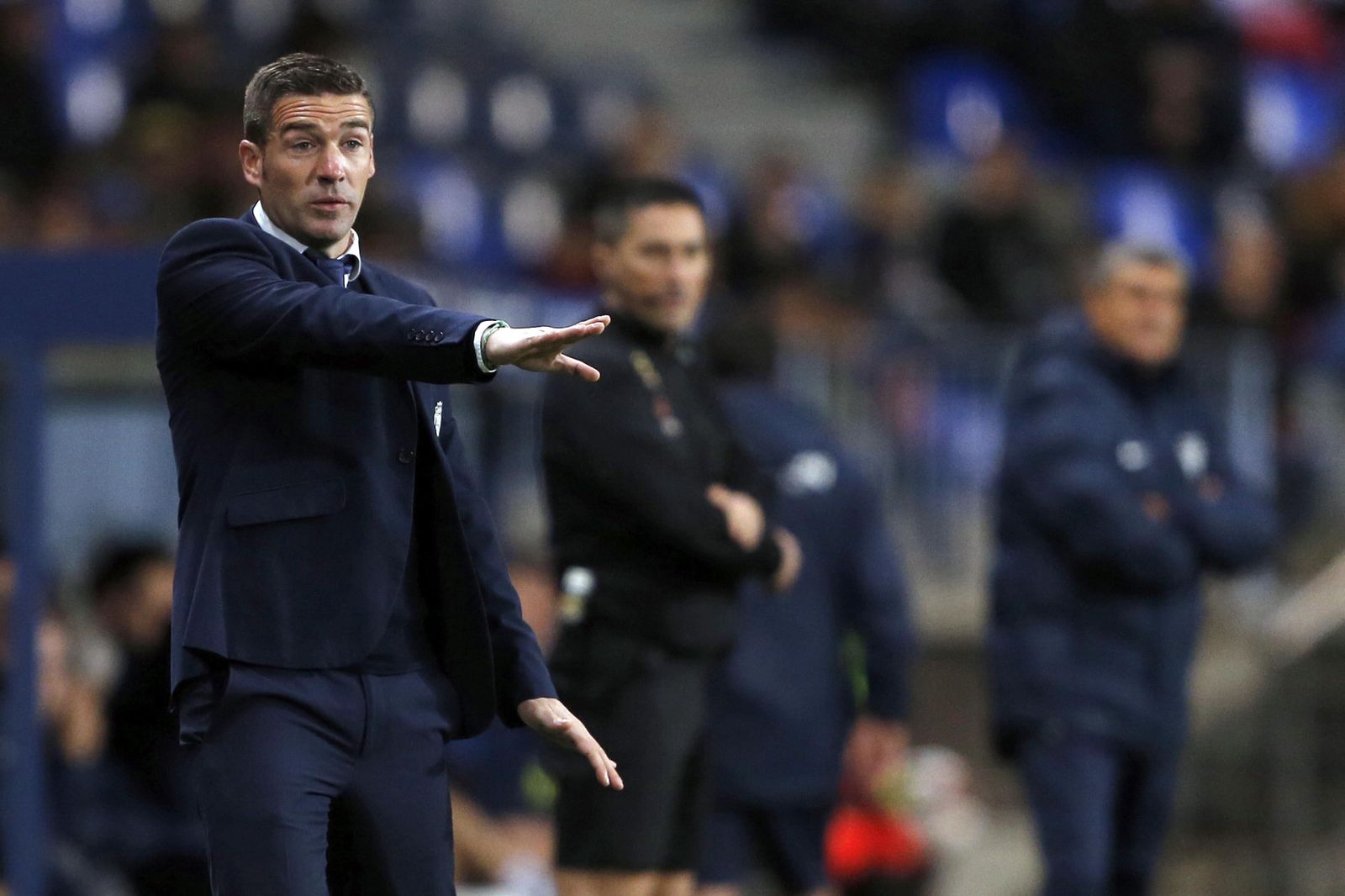 Luis Carrión ordena a sus jugadores durante el encuentro de ayer en La Rosaleda.
