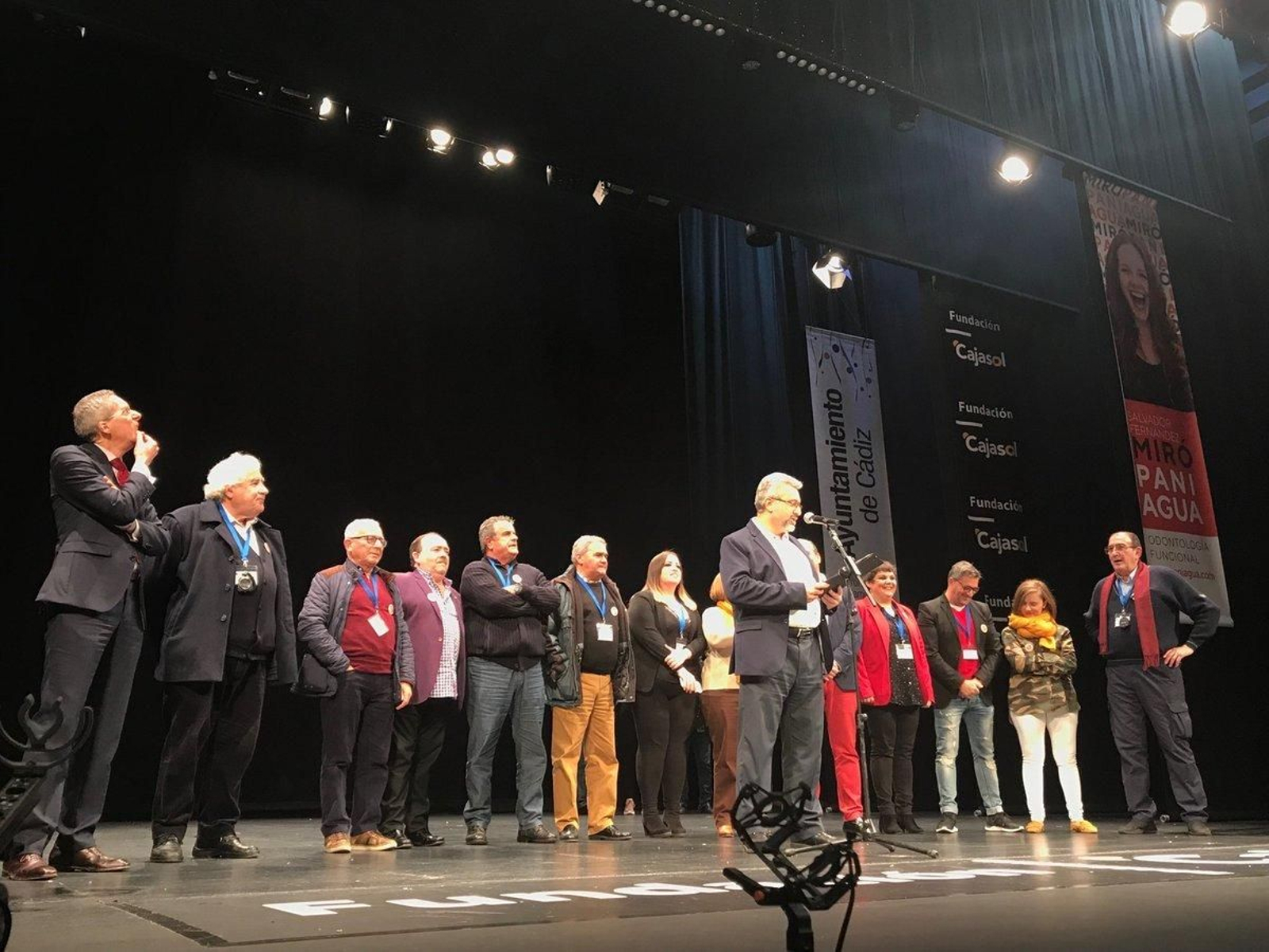 El secretario del jurado comunica el fallo.