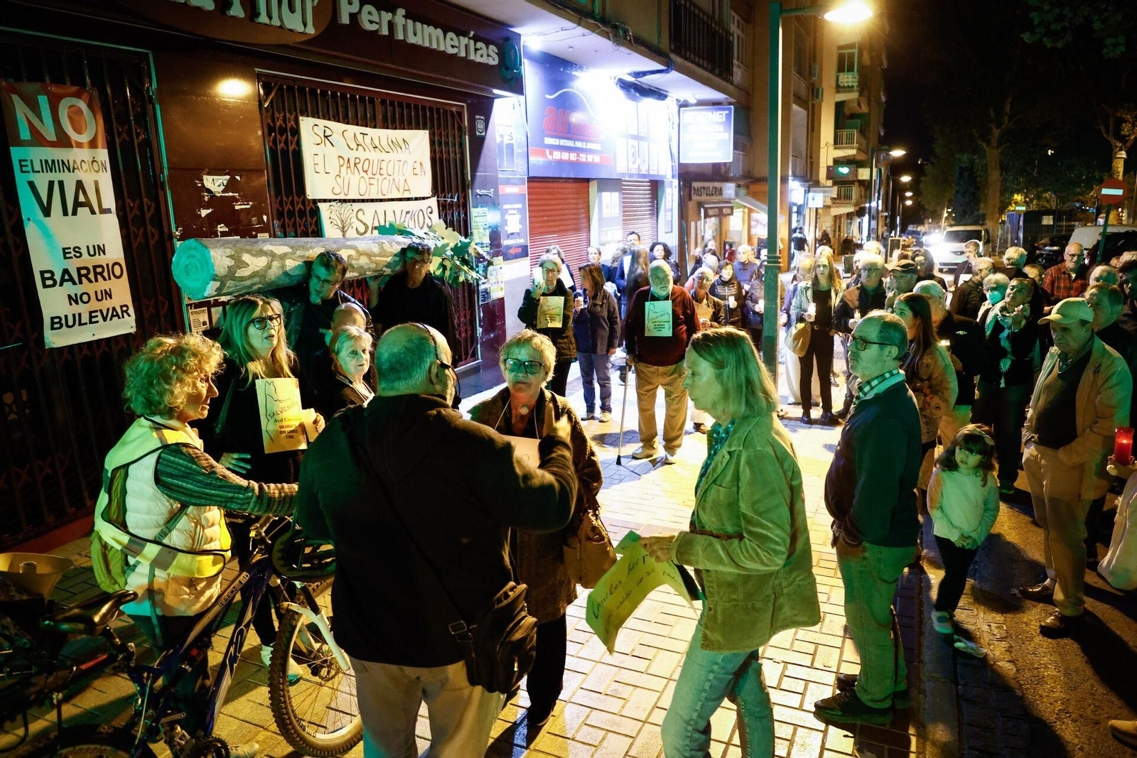 Velas, pancartas y árboles simbólicos: así han protestado los vecinos de Cervantes en Granada