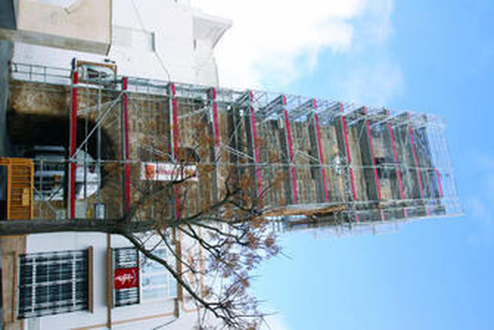 Andamios en la emblemática edificación situada junto a la Iglesia Mayor.