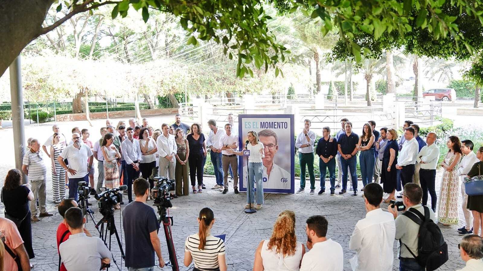 Los candidatos del PP de Almería con el cartel de Feijóo