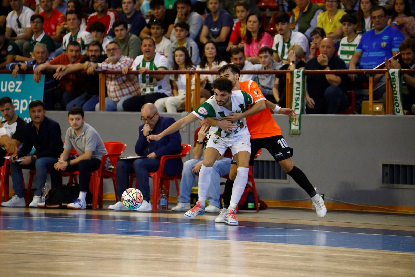 El jugador de Ribera Navarra, Bartolomé, agarra a Zequi.