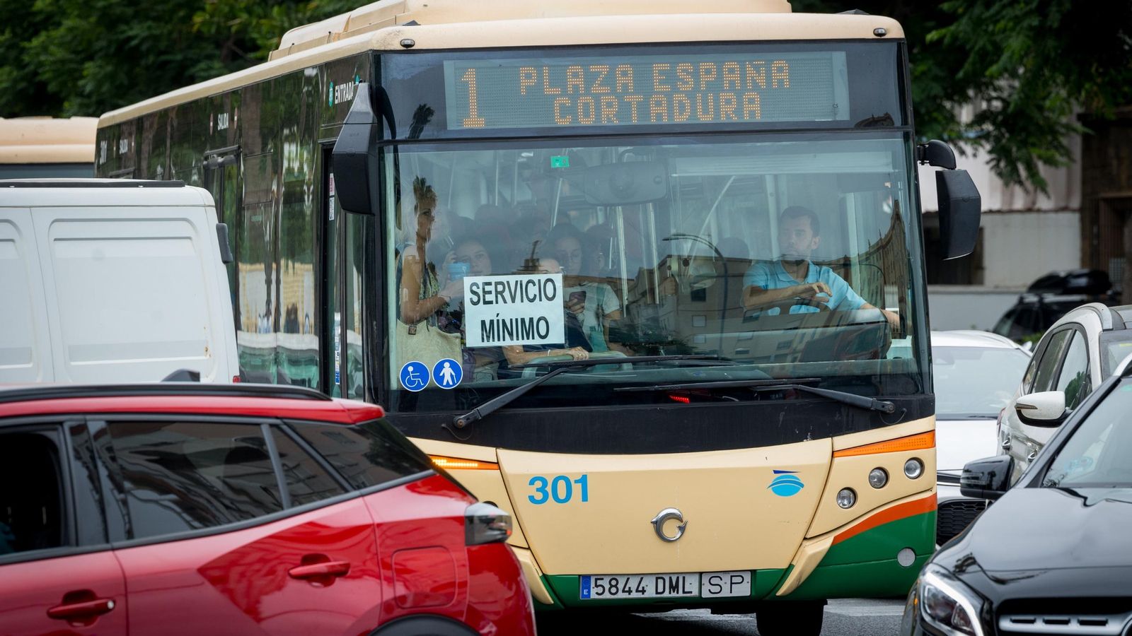 Un autobús de servicios mínimos, circulando esta mañana en medio de un atasco en la avenida principal.