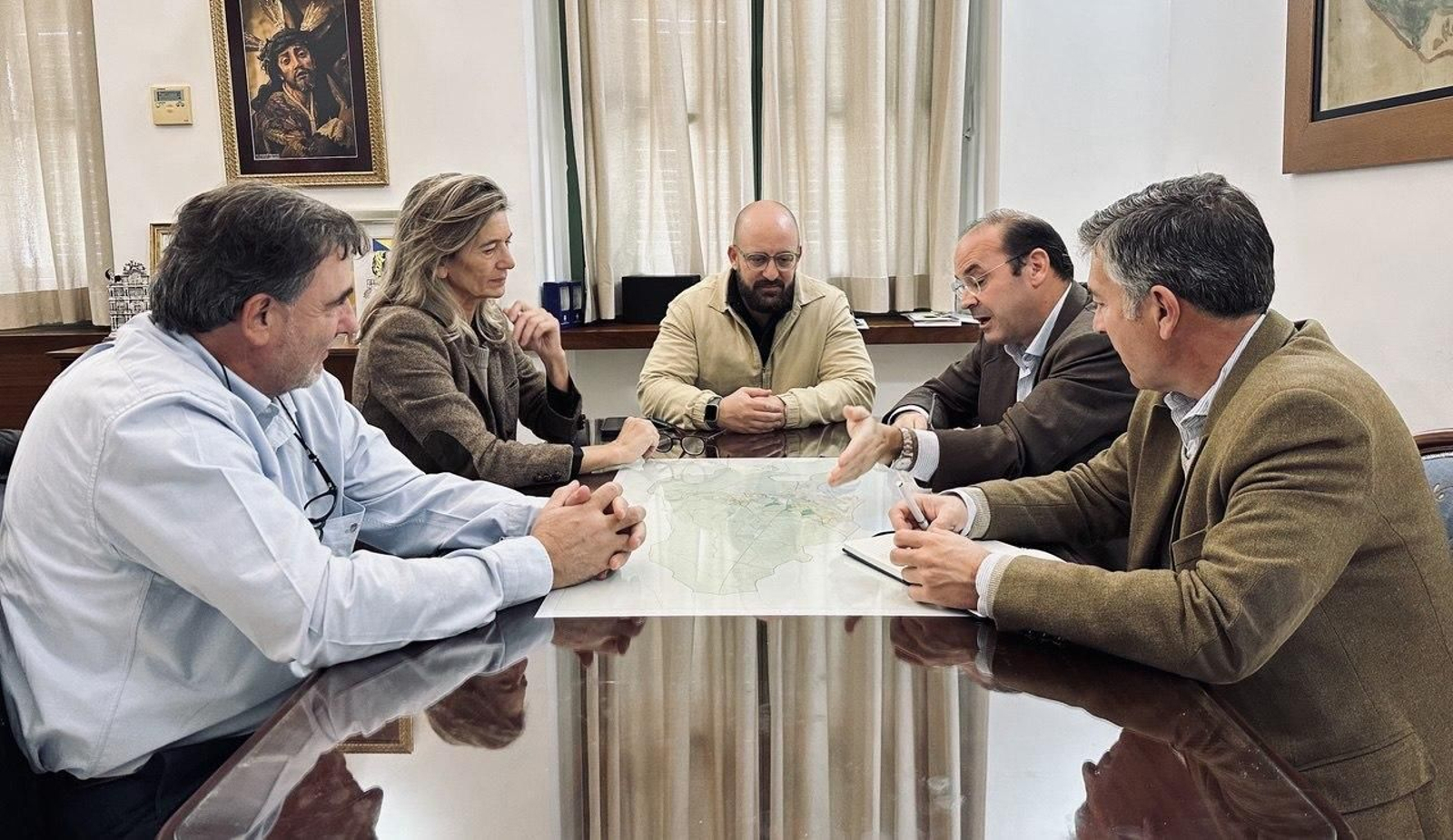 Una imagen de la reunión con los nuevos propietarios del campo de golf. Una imagen de la reunión con los nuevos propietarios del campo de golf.