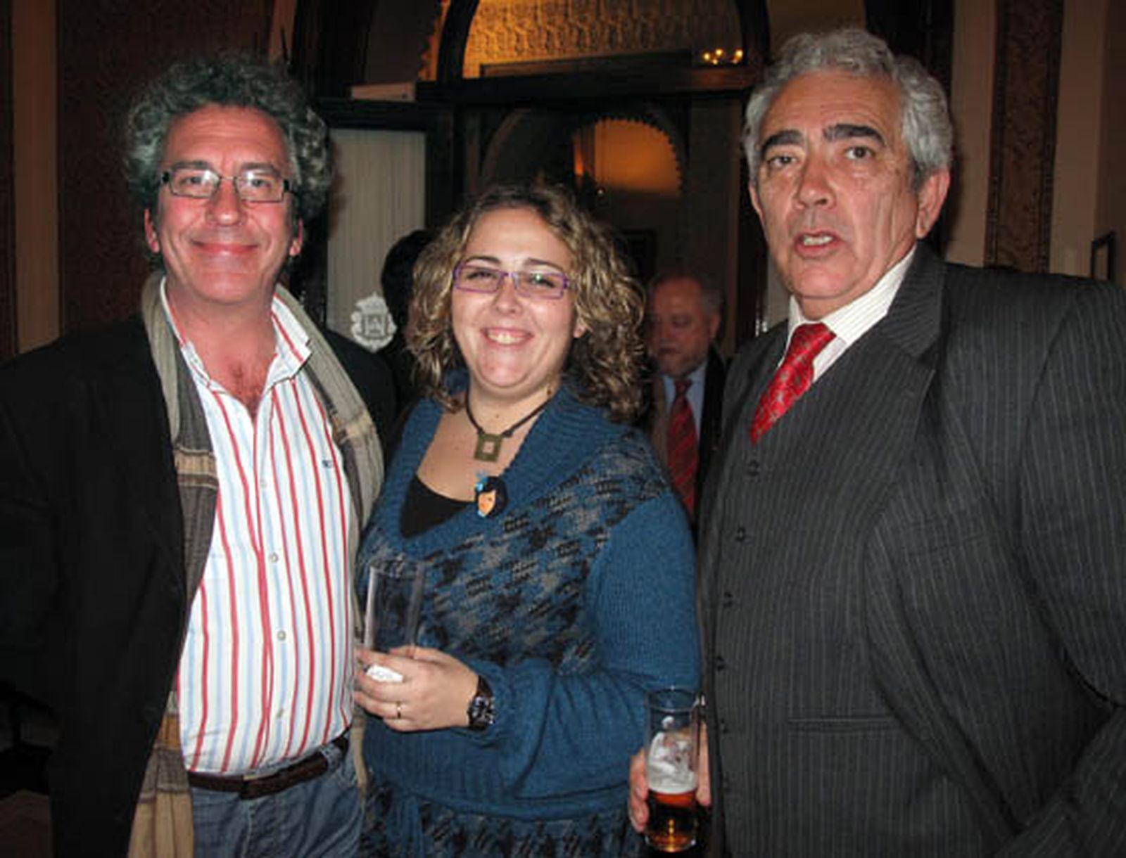 Los pintores Manuel Méndez y Luis Triviño, con Paula Triviño, vicepresidenta de la Asociación de Empresarias de Palomares.

Foto: Victoria Ramírez